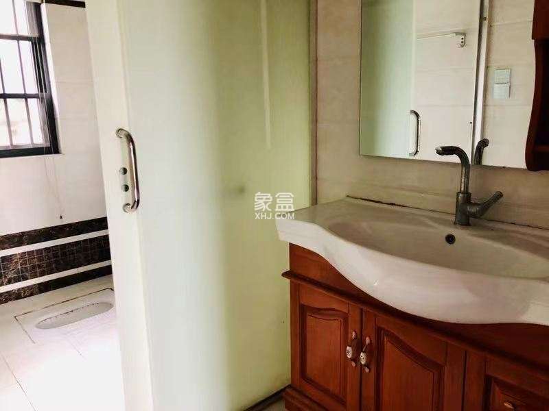 中建御山和苑 4室2厅2卫 58.0万 中建御山和苑 4室2厅2卫 58.0万客厅