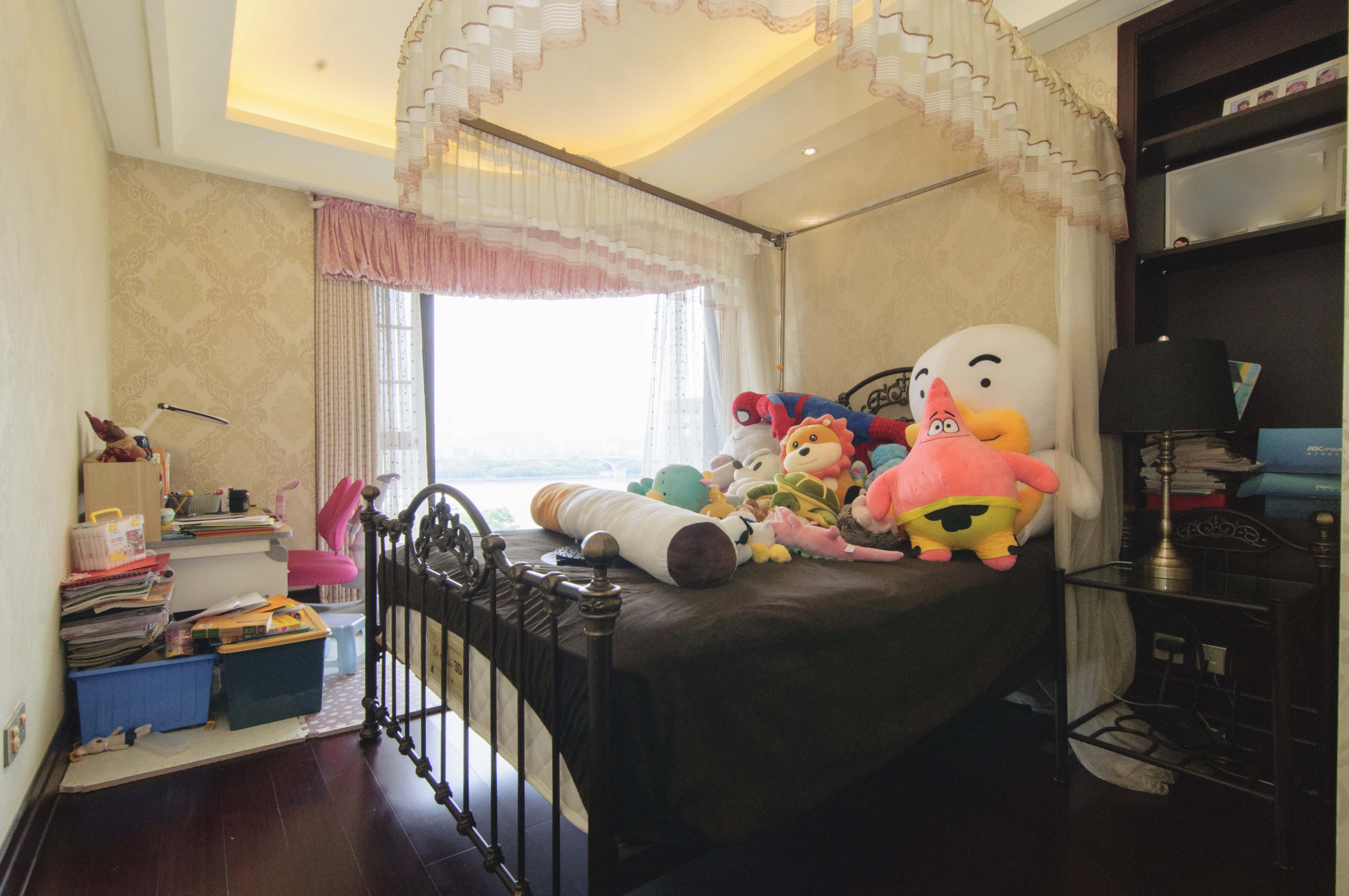 华远华中心  4室2厅4卫    600.0万卧室