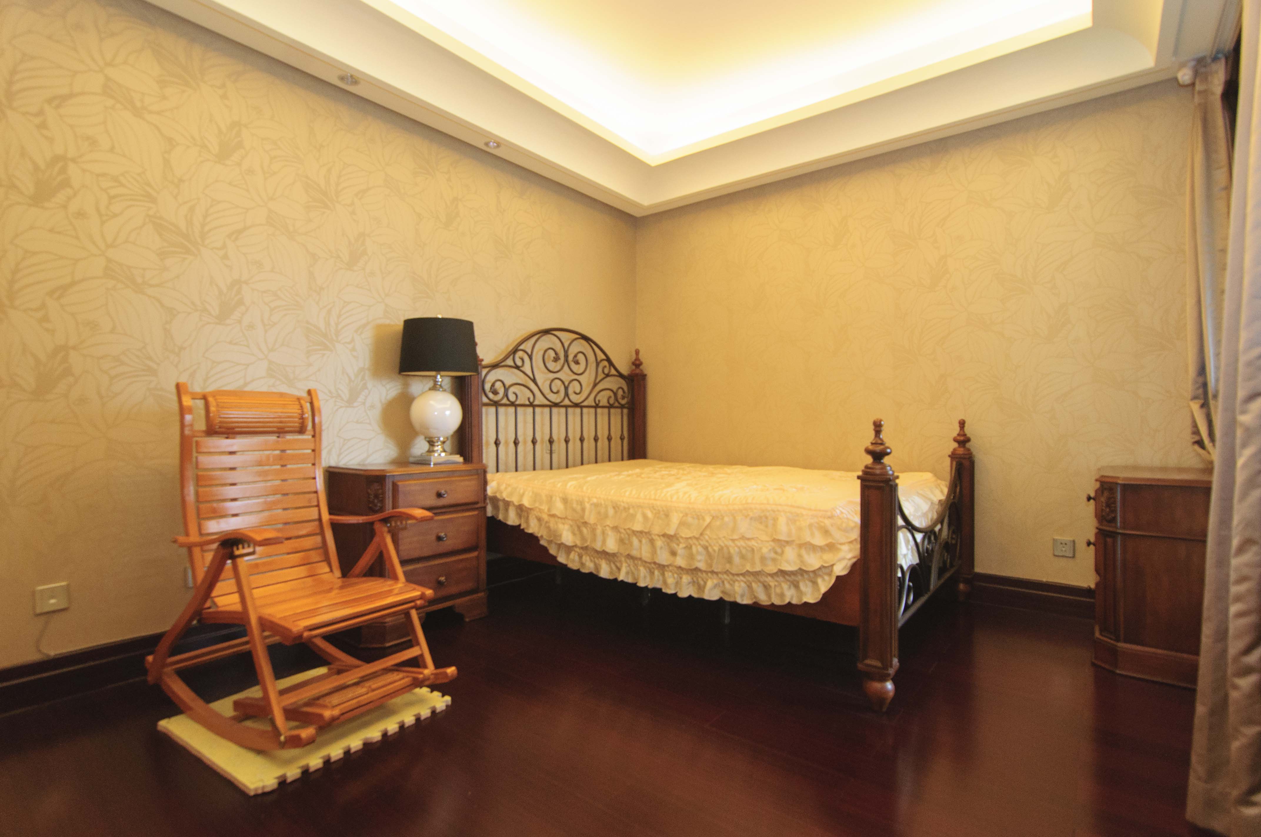 华远华中心  4室2厅4卫    600.0万卧室