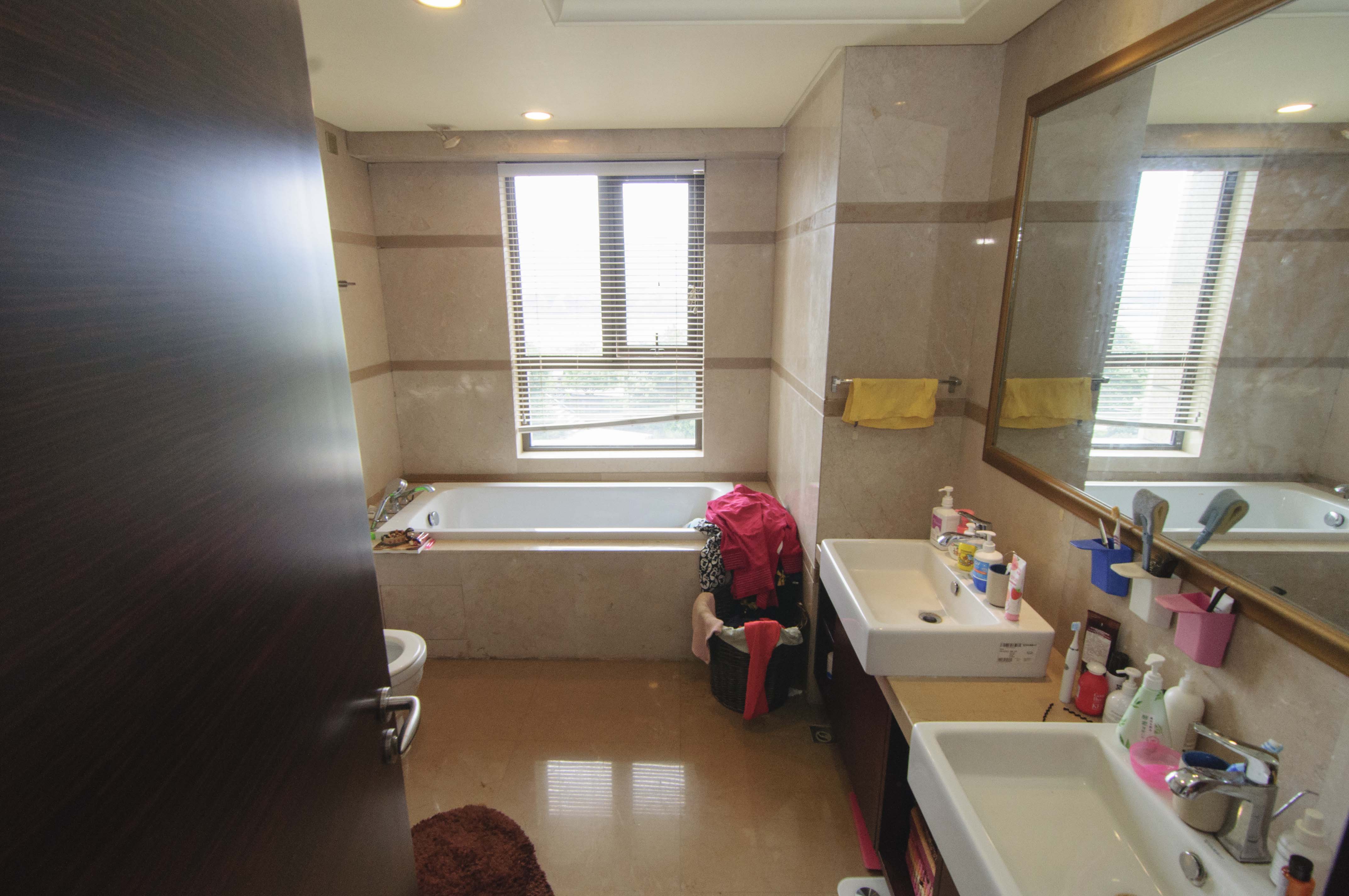 华远华中心  4室2厅4卫    600.0万卫生间