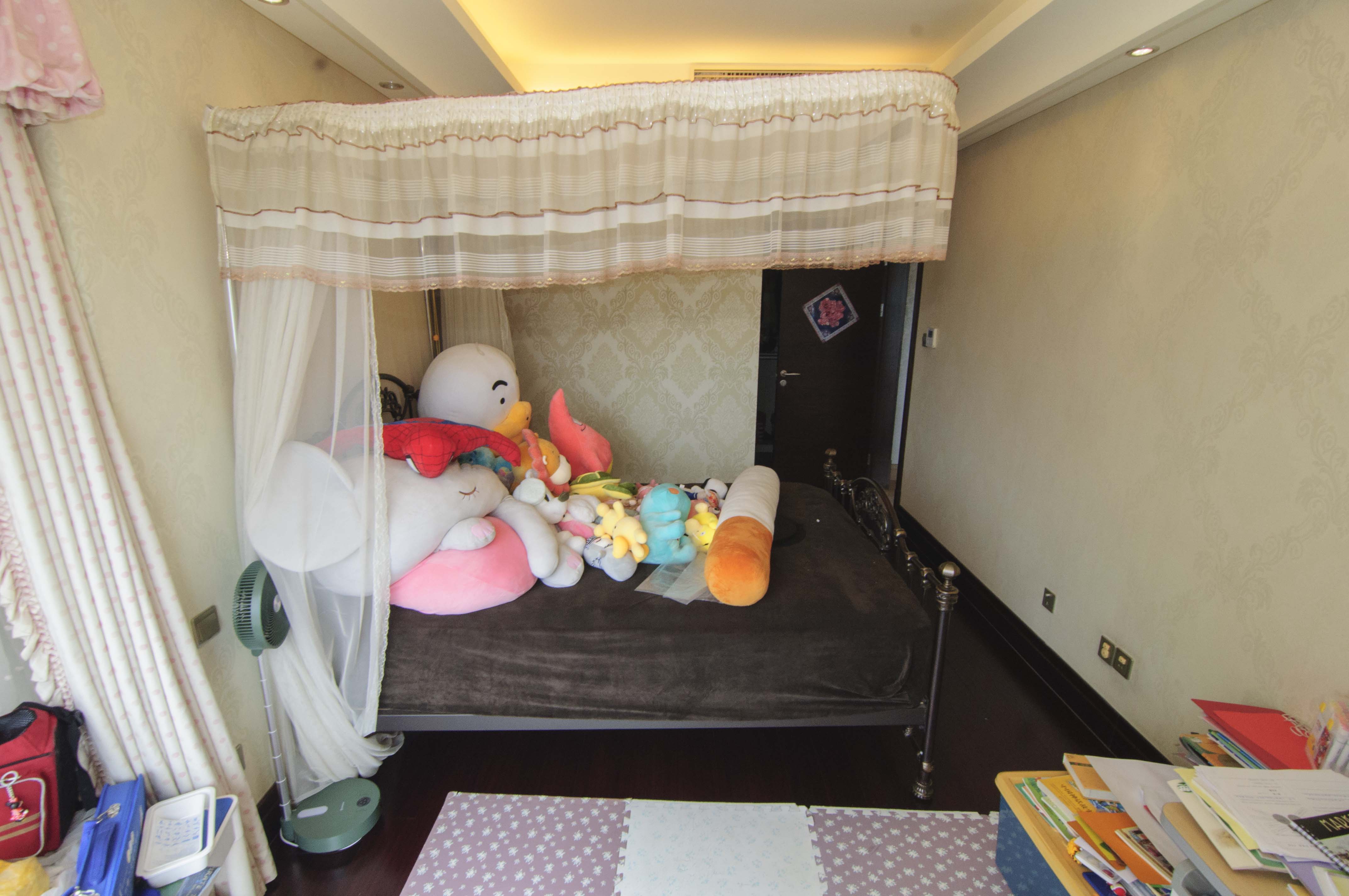 华远华中心  4室2厅4卫    600.0万卧室