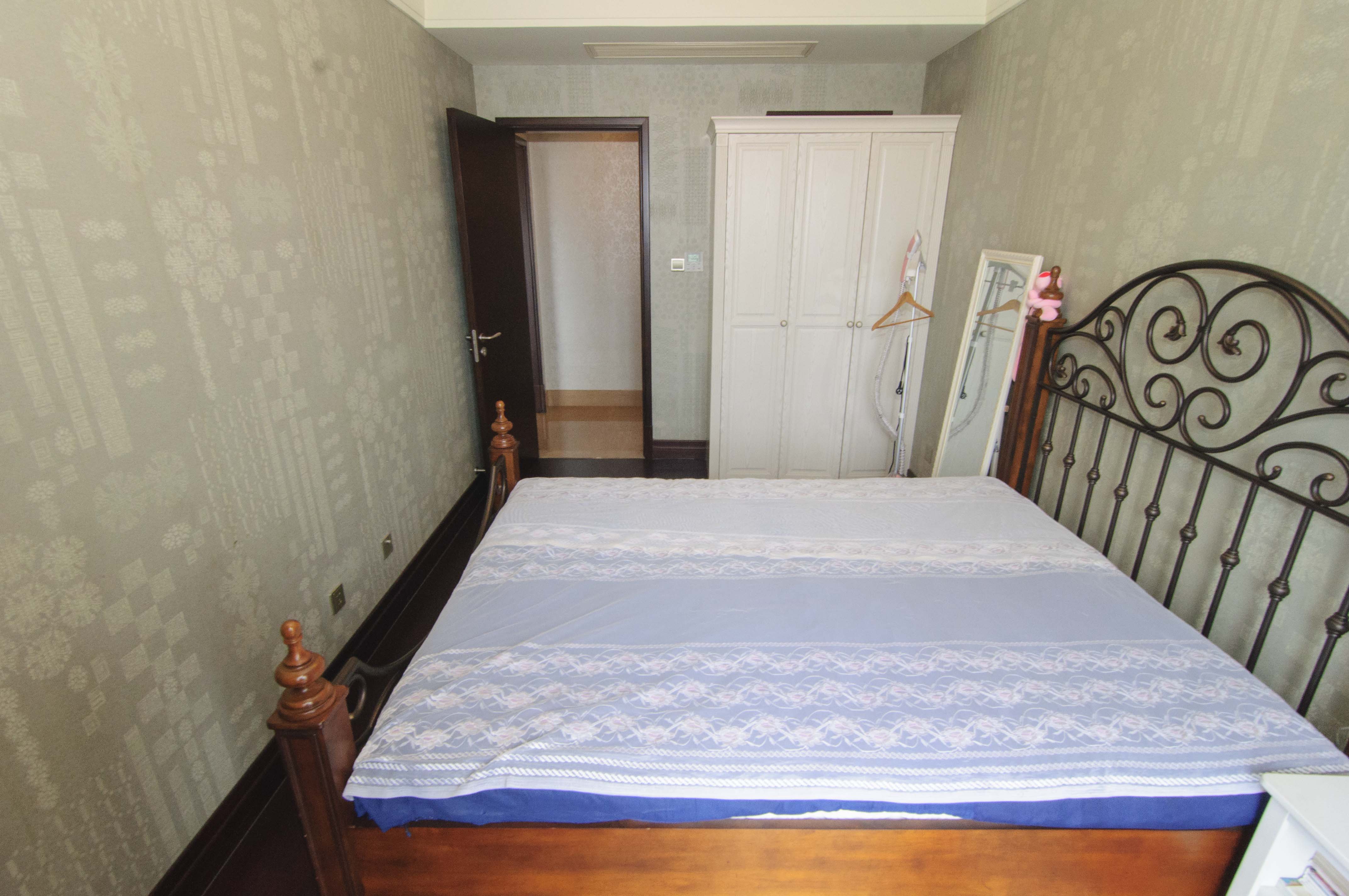 华远华中心  4室2厅4卫    600.0万卧室