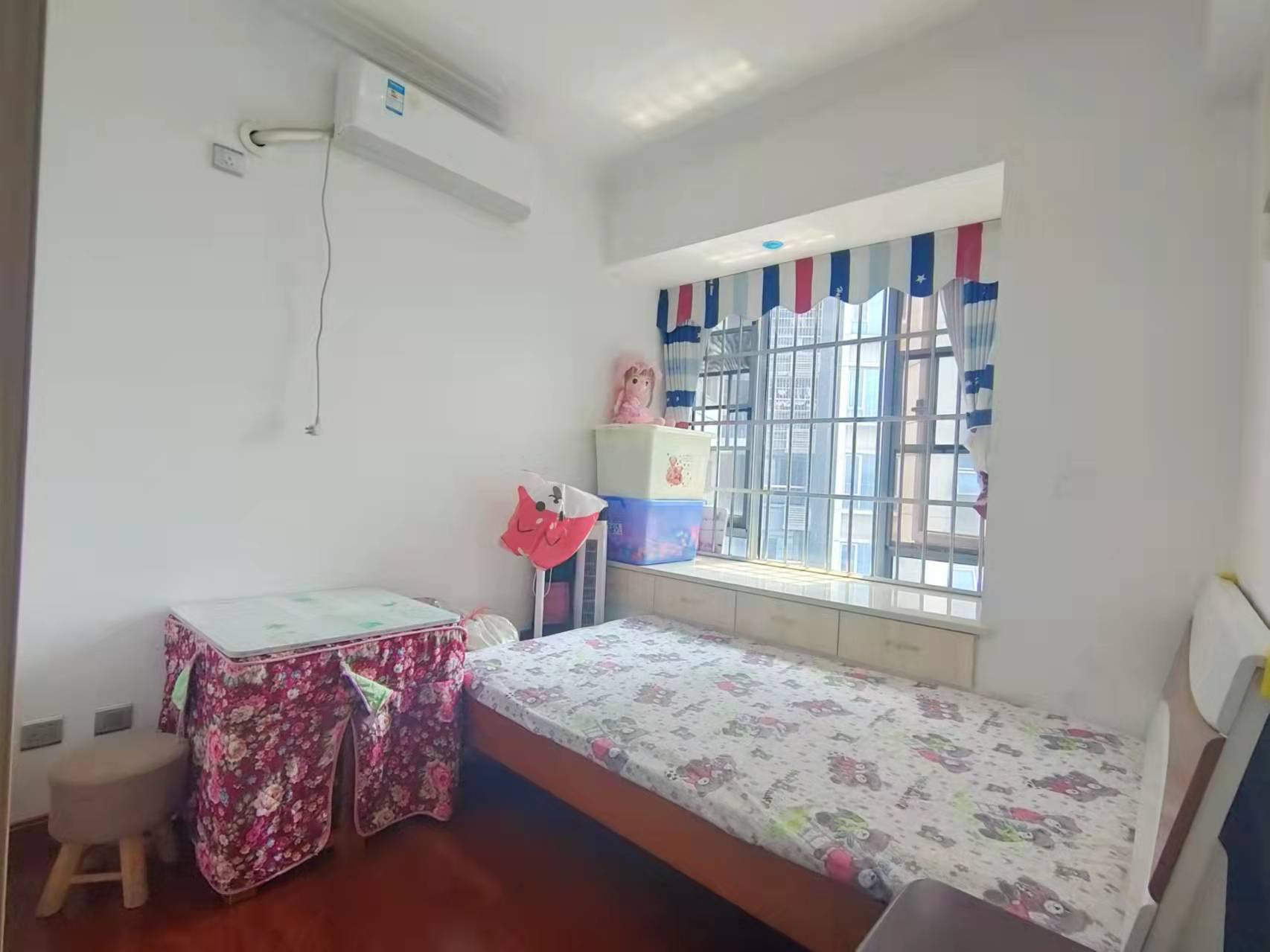 丽景滨江 3室2厅2卫 84.6万 丽景滨江 3室2厅2卫 84.6万客厅