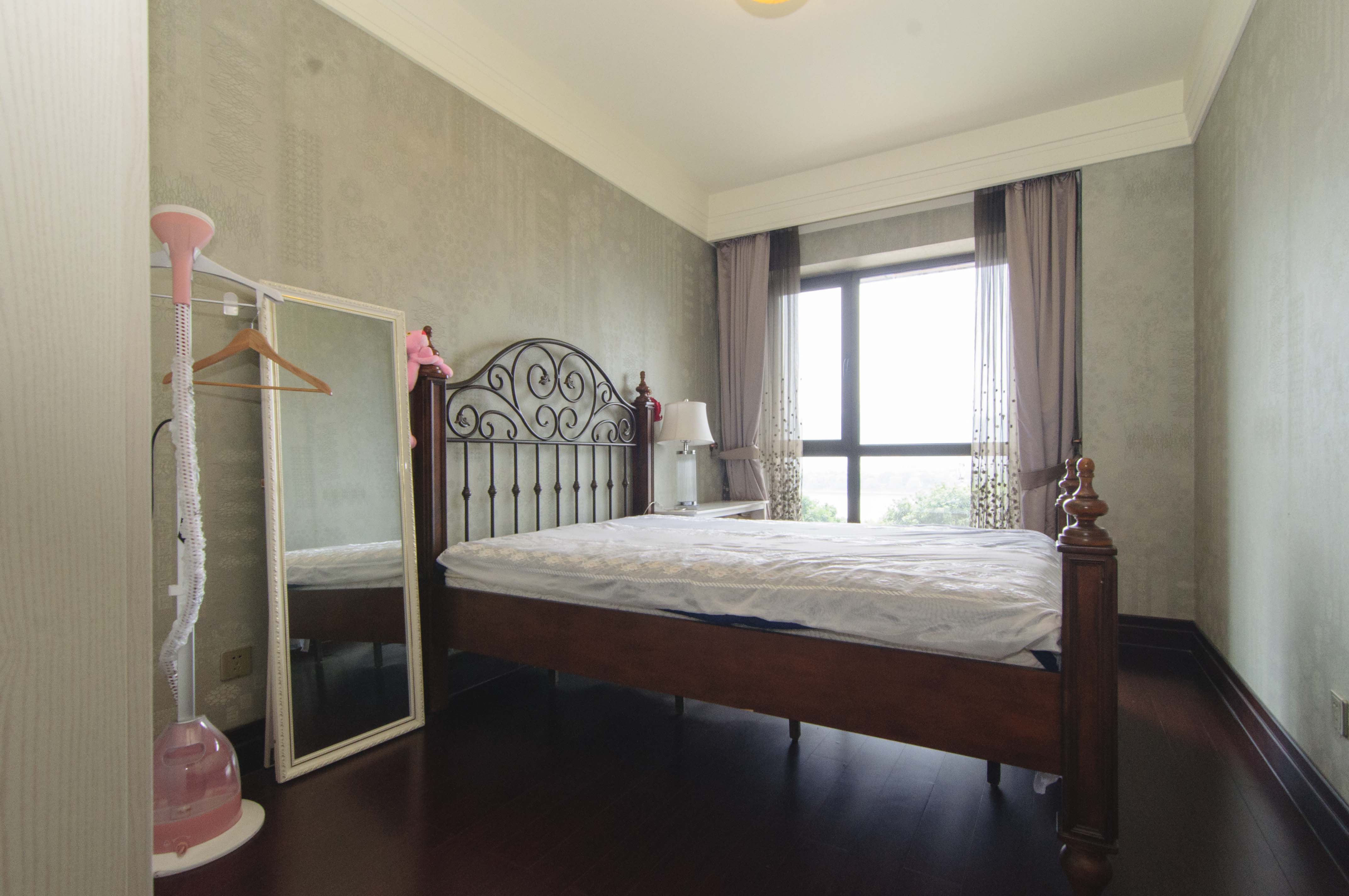 华远华中心  4室2厅4卫    600.0万卧室