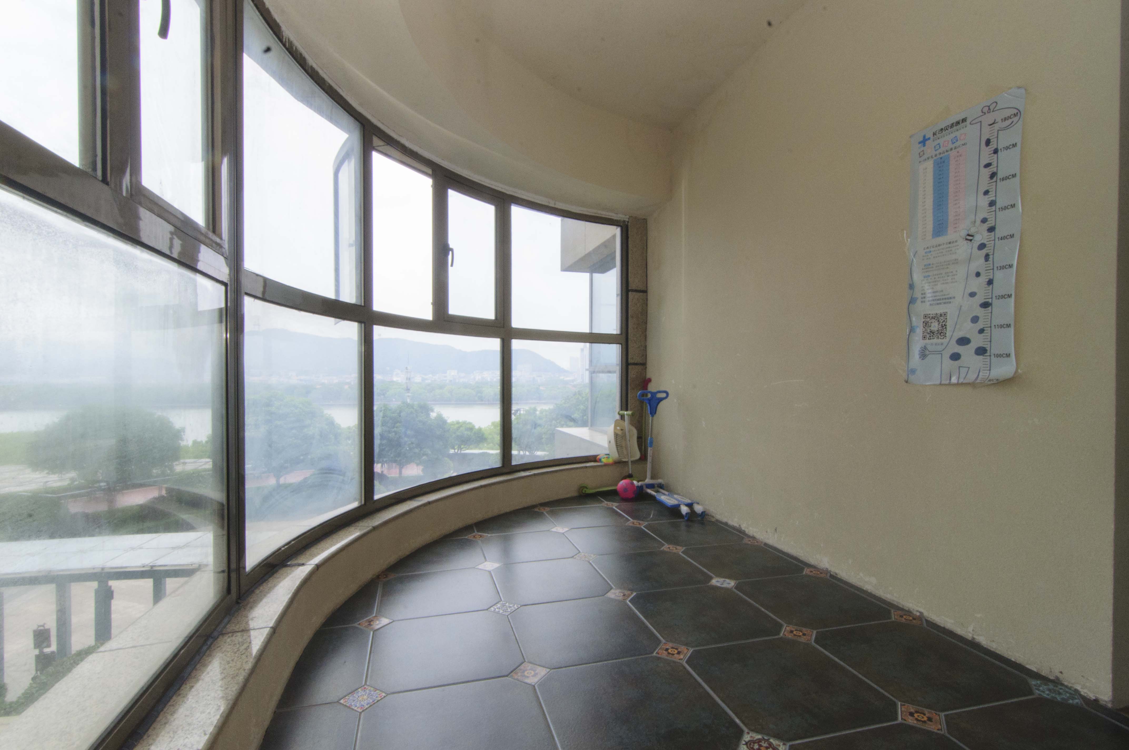 华远华中心  4室2厅4卫    600.0万厨房