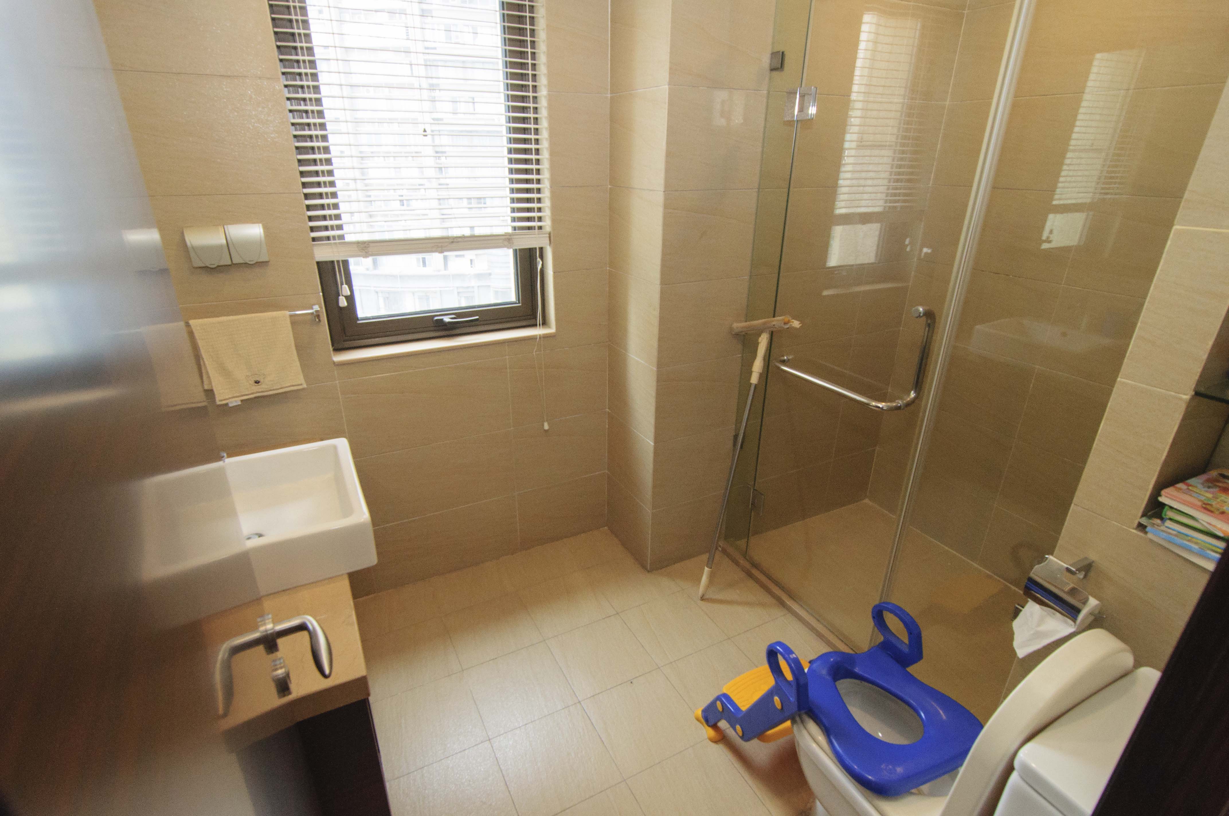 华远华中心  4室2厅4卫    600.0万卫生间