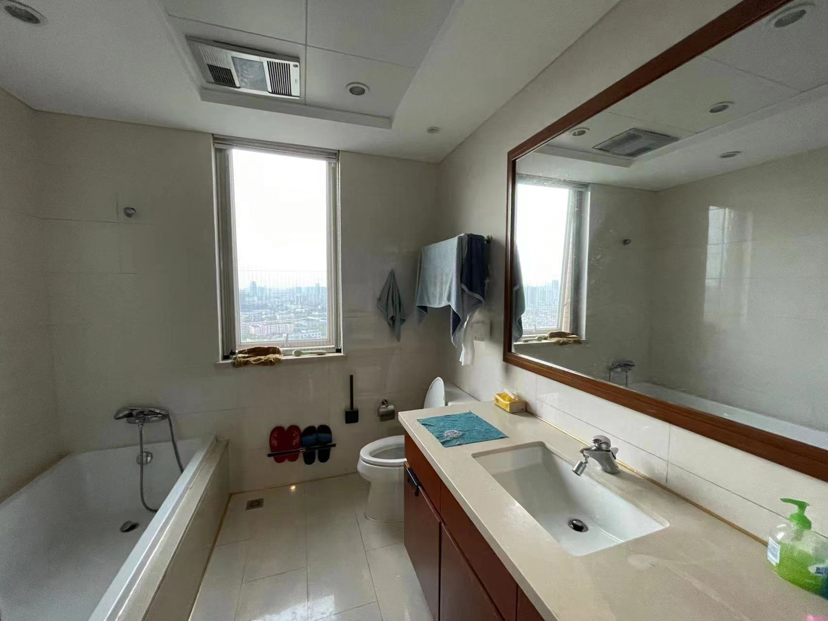 晋合湘水湾一期 3室2厅2卫 110.0万 晋合湘水湾一期 3室2厅2卫 110.0万客厅