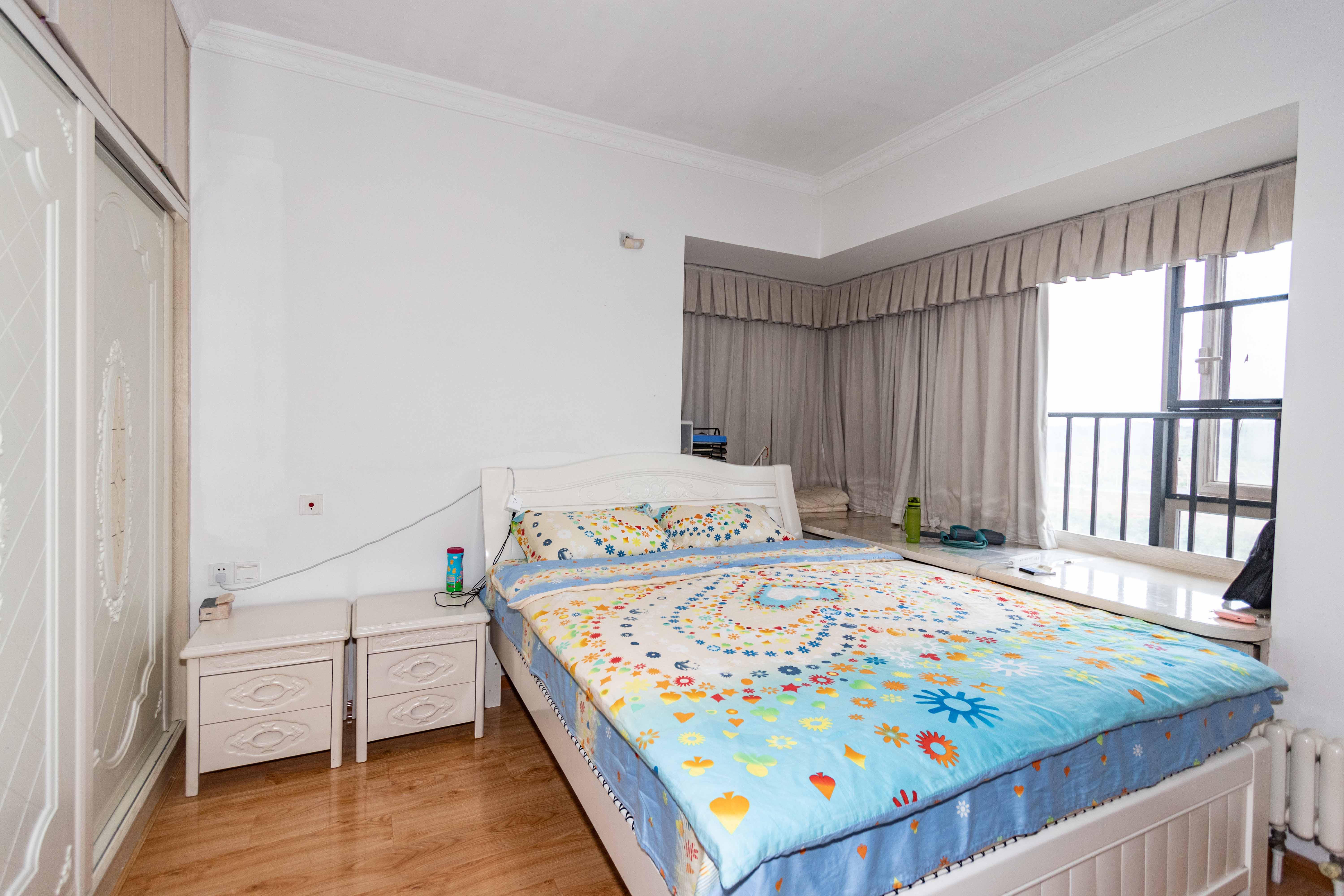 怡海星城  2室2厅1卫    71.8万卧室