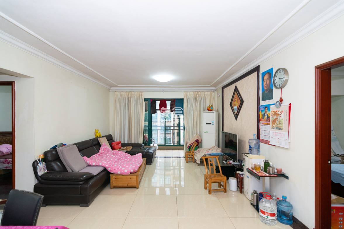 恒大名都 4室2厅4卫 130.0万 恒大名都 4室2厅4卫 130.0万客厅