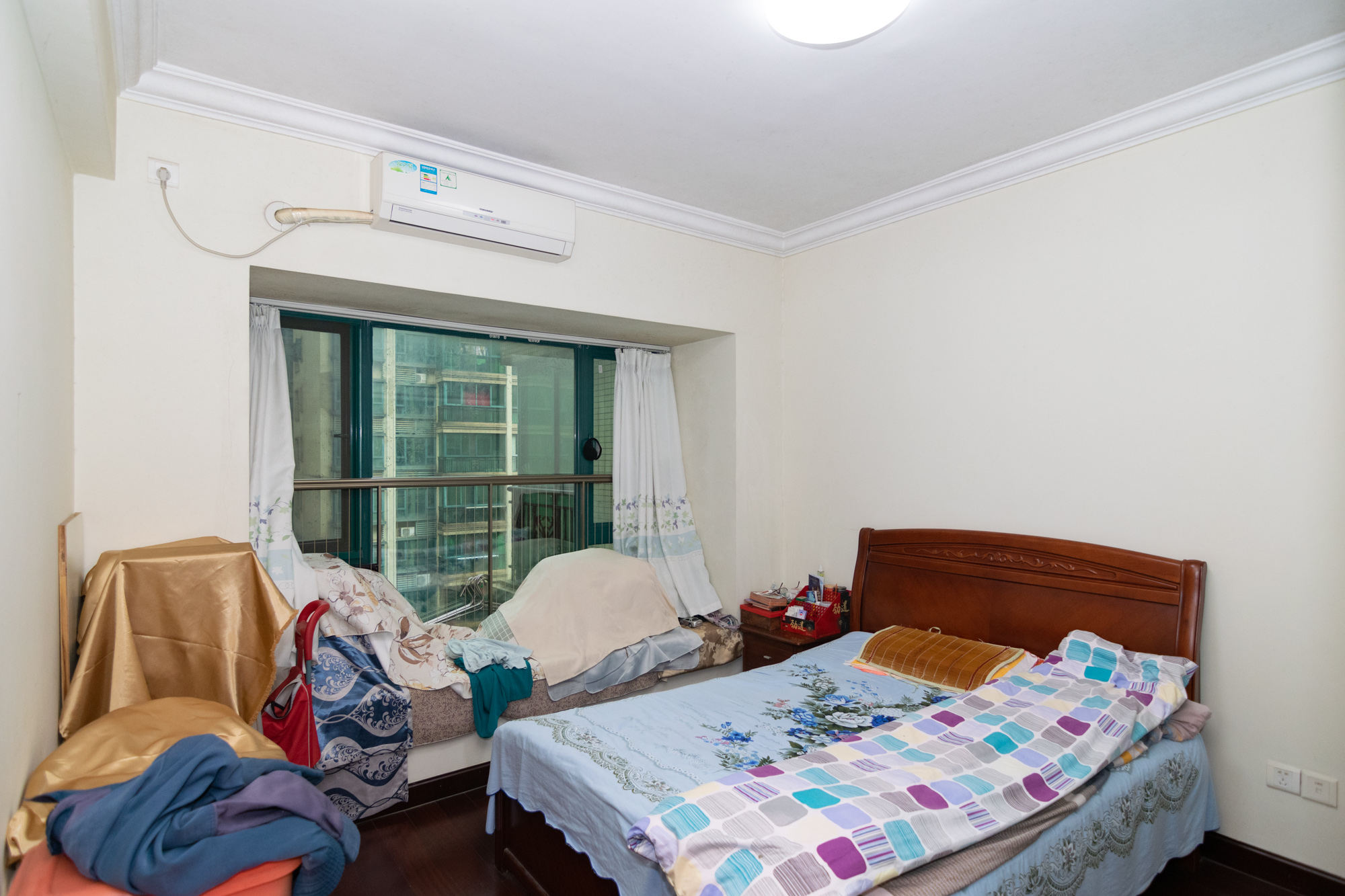 恒大名都 4室2厅4卫 130.0万 恒大名都 4室2厅4卫 130.0万卧室