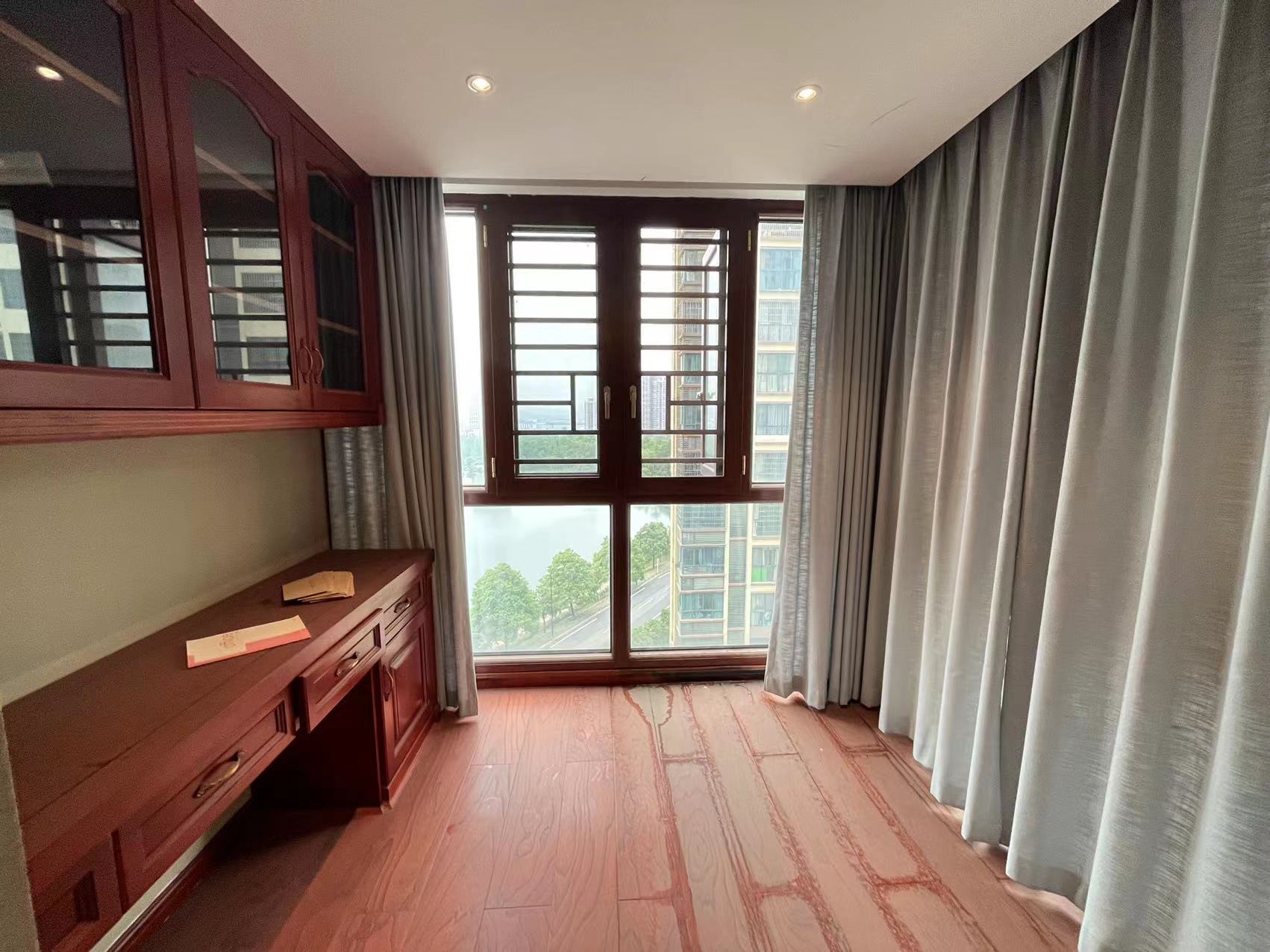 湖景名城 4室2厅2卫 185.0万 湖景名城 4室2厅2卫 185.0万客厅