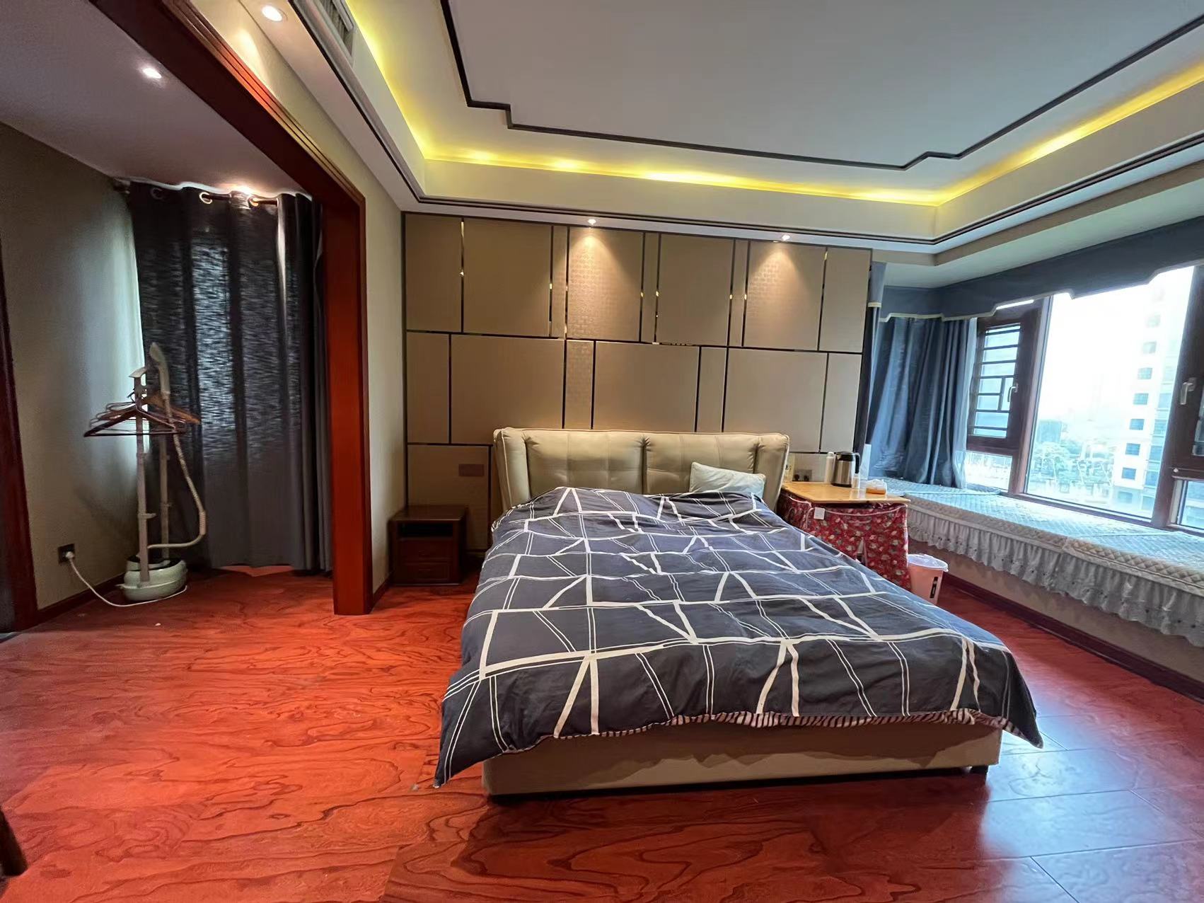 湖景名城 4室2厅2卫 185.0万 湖景名城 4室2厅2卫 185.0万客厅