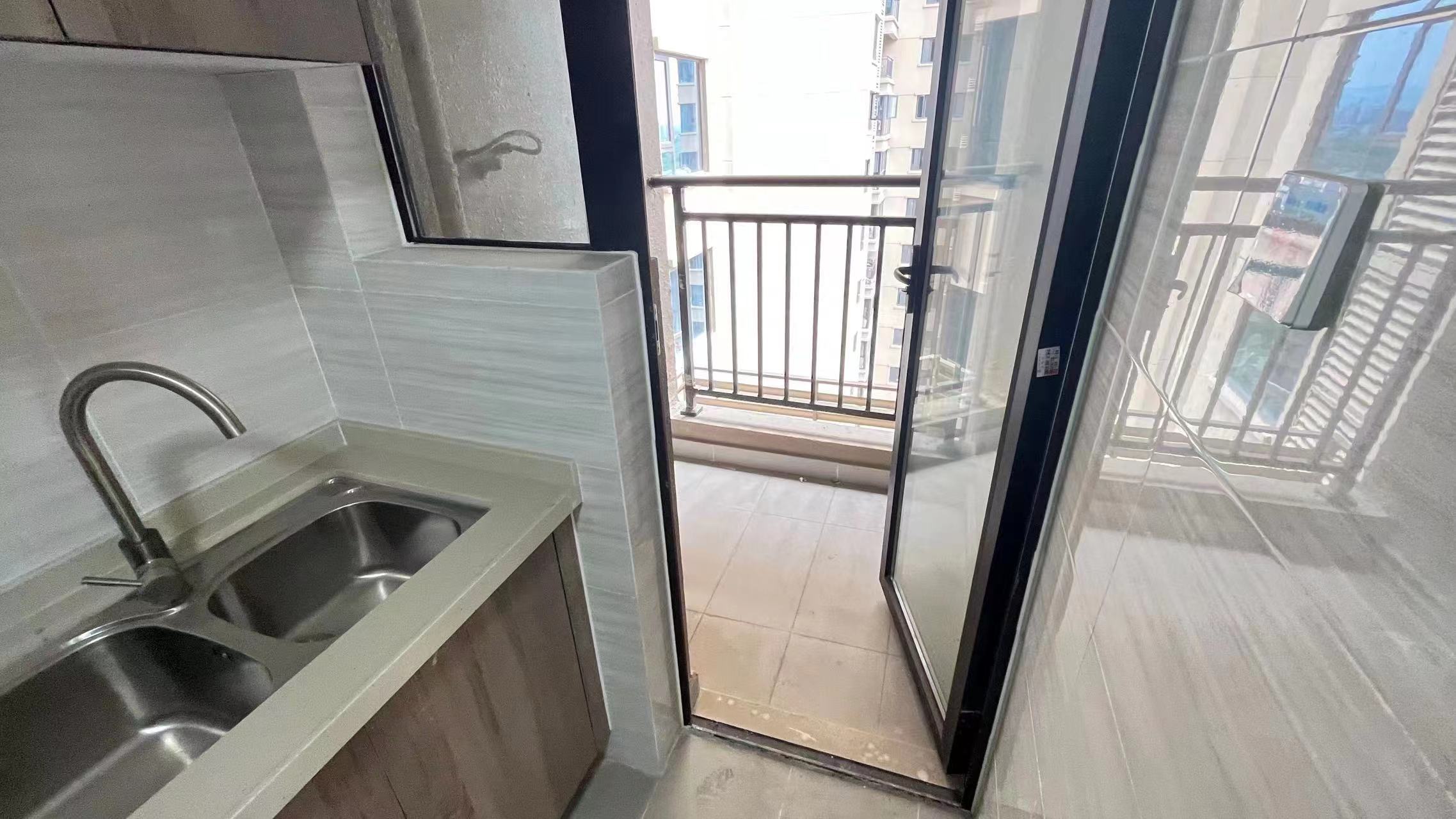 东部美的城 3室2厅2卫 78.8万 东部美的城 3室2厅2卫 78.8万客厅