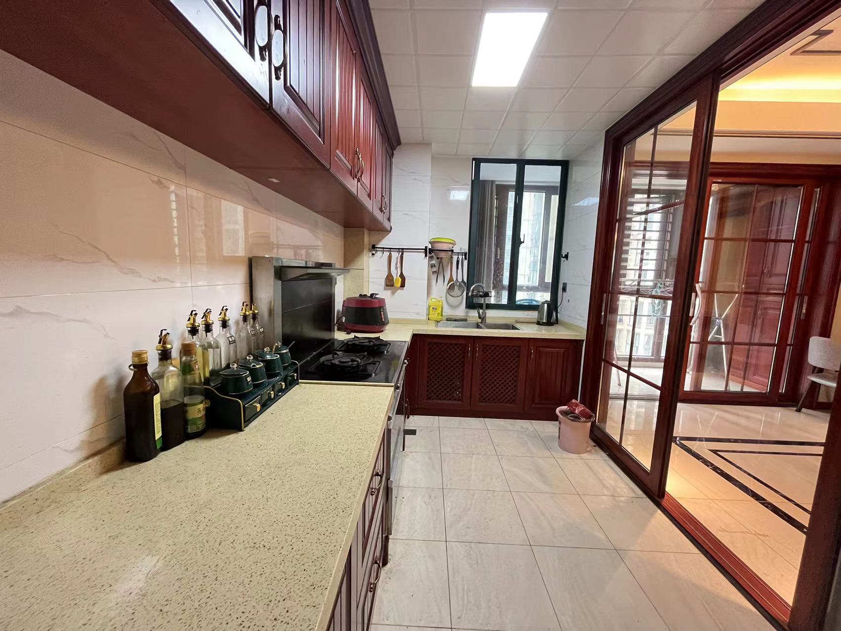 湖景名城 4室2厅2卫 185.0万 湖景名城 4室2厅2卫 185.0万客厅