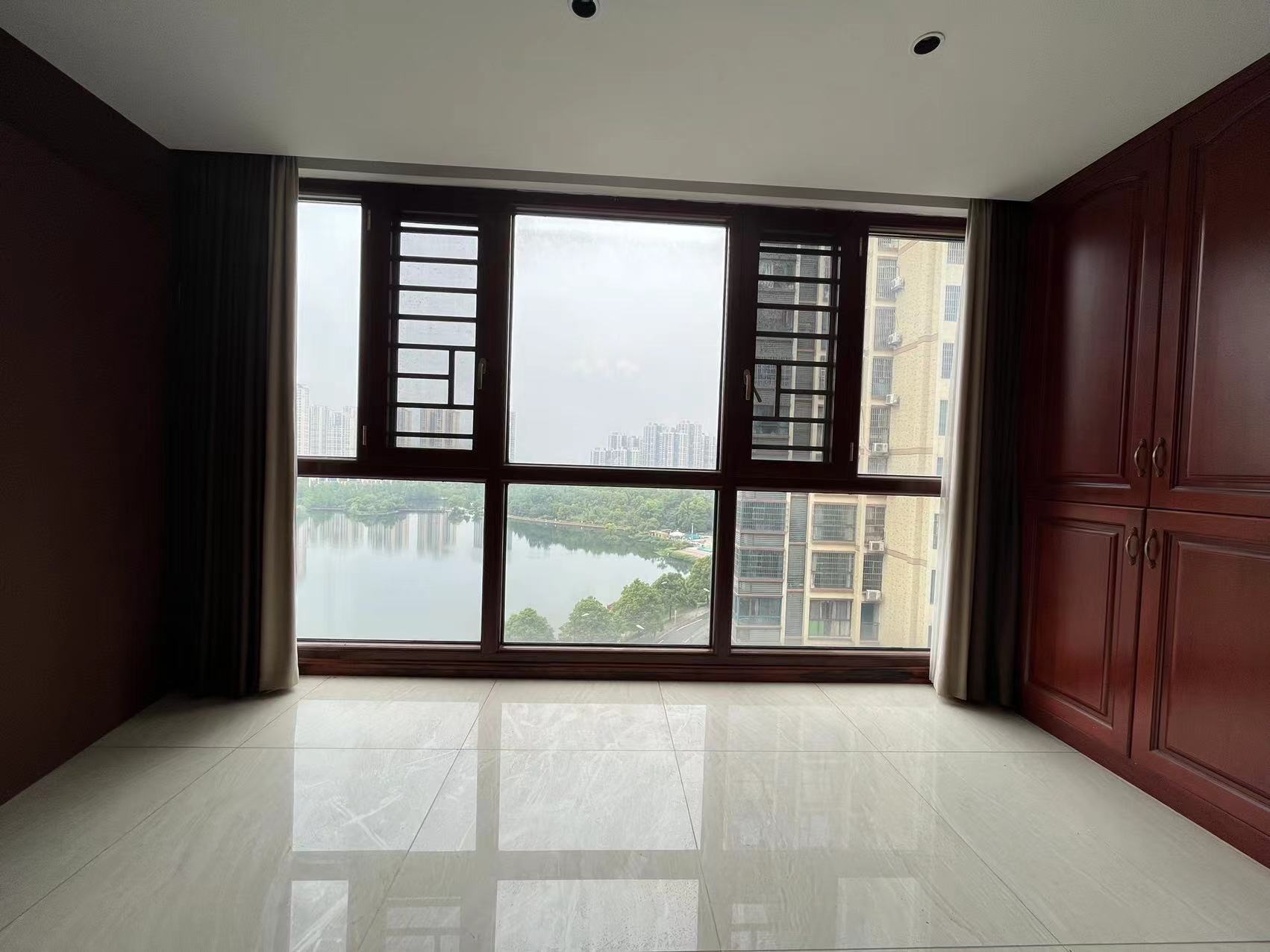 湖景名城 4室2厅2卫 185.0万 湖景名城 4室2厅2卫 185.0万客厅