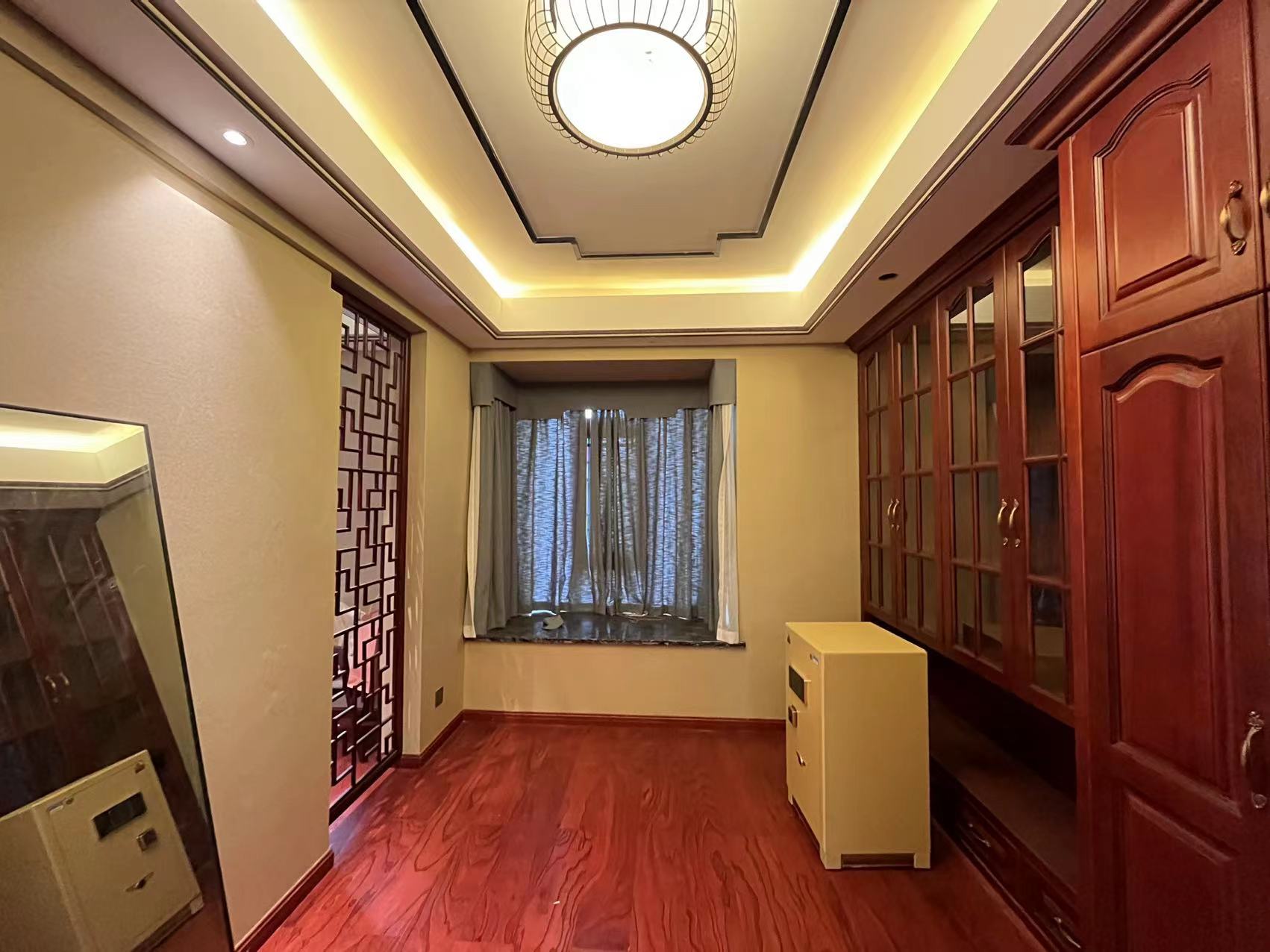 湖景名城 4室2厅2卫 185.0万 湖景名城 4室2厅2卫 185.0万客厅