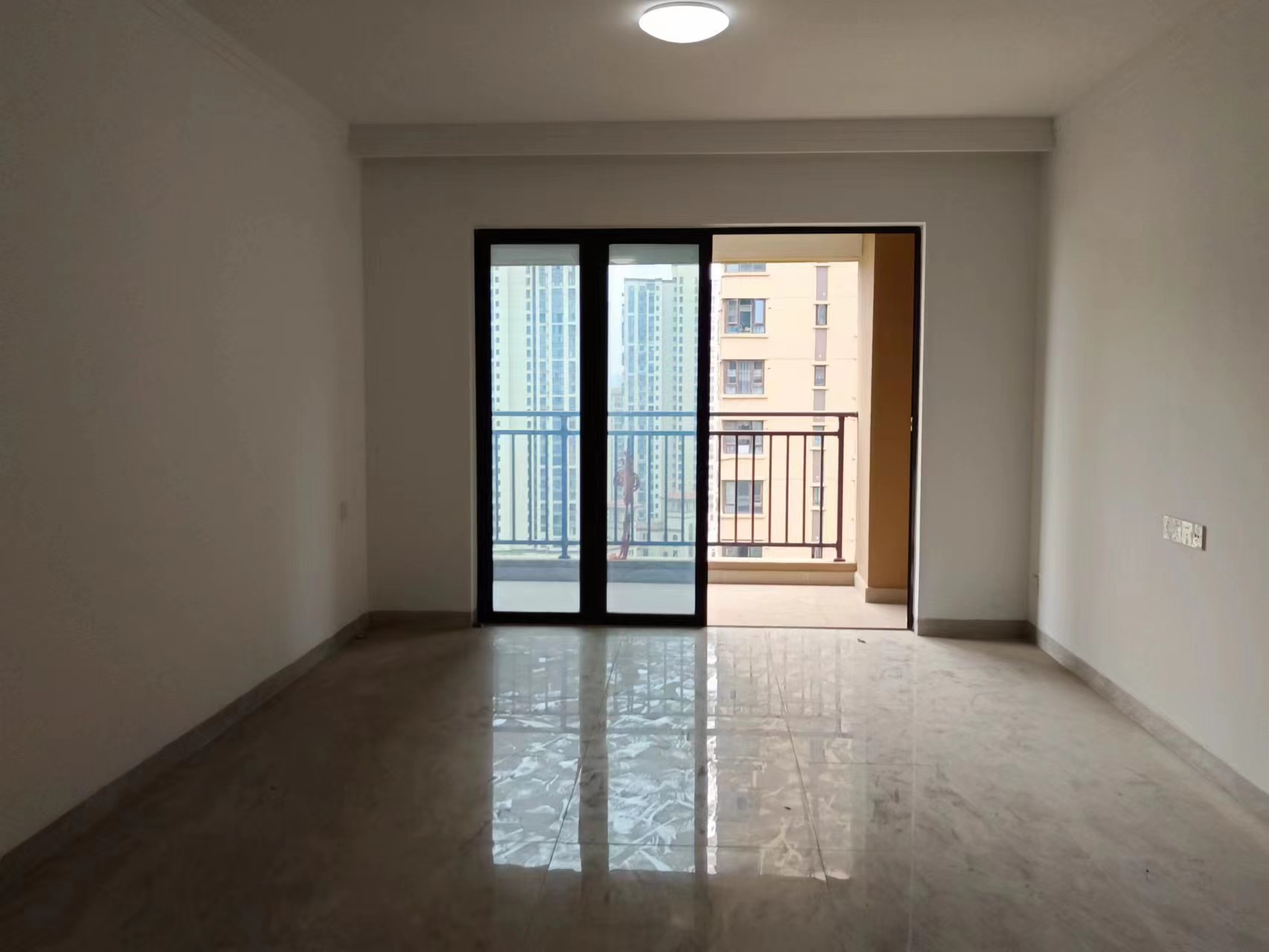 东部美的城 3室2厅2卫 78.8万 东部美的城 3室2厅2卫 78.8万客厅