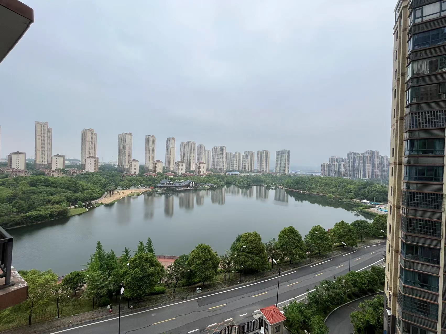 湖景名城 4室2厅2卫 185.0万 湖景名城 4室2厅2卫 185.0万客厅