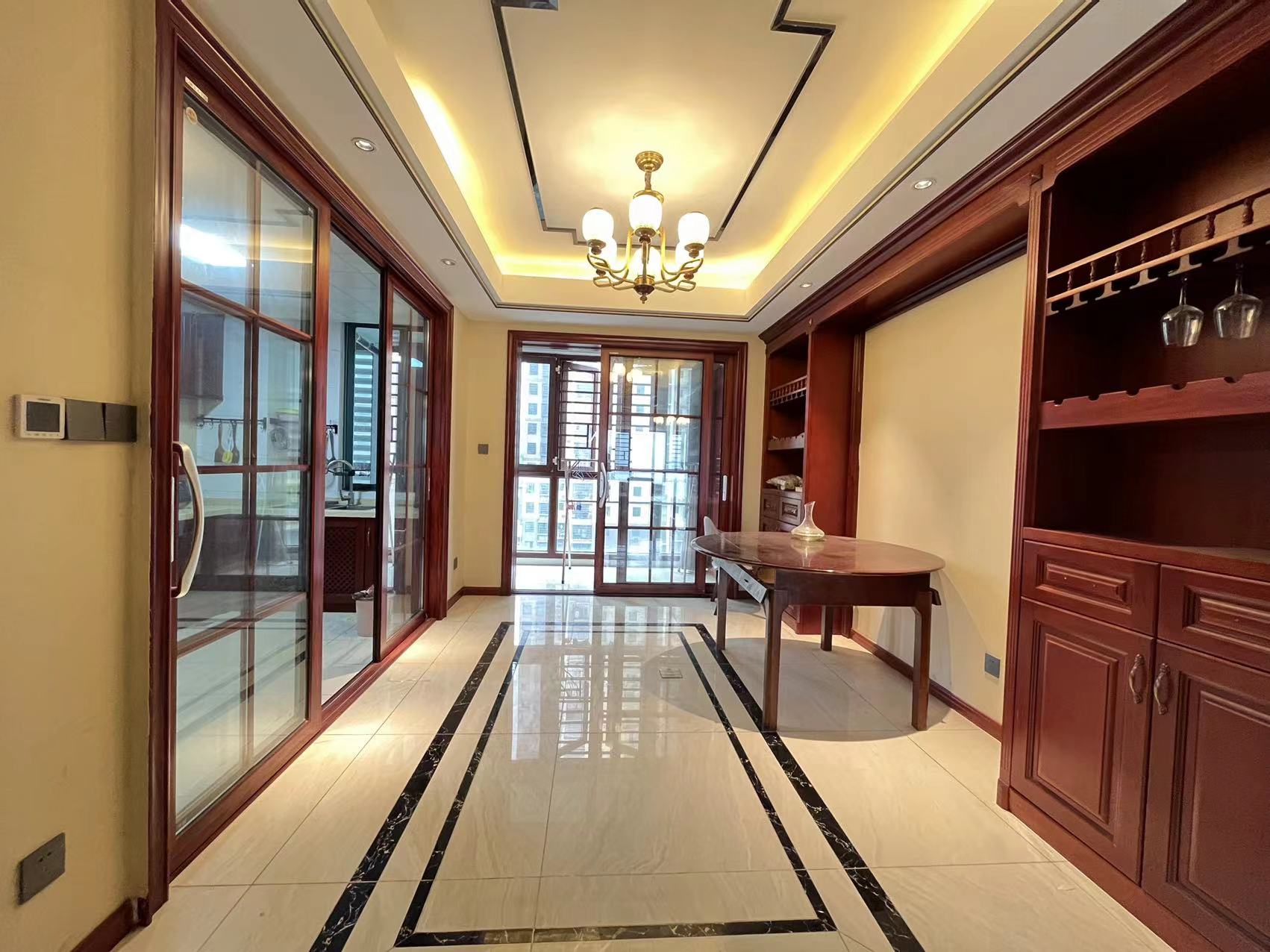 湖景名城 4室2厅2卫 185.0万 湖景名城 4室2厅2卫 185.0万客厅