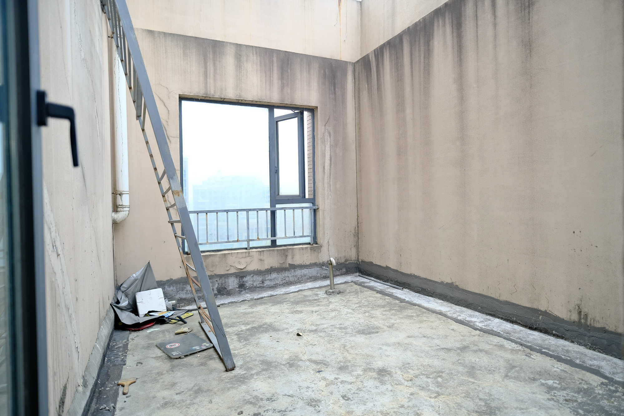 三一街区  4室2厅2卫   120.00万其他