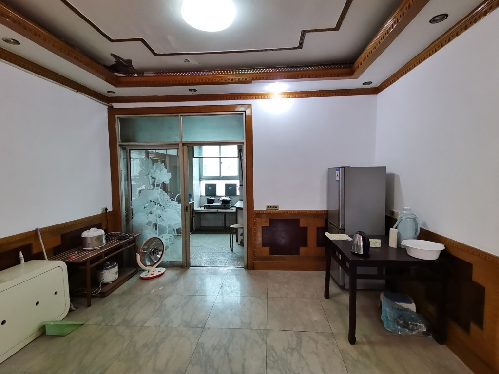 保利建南花园(保利小区) 4室2厅2卫 21.8万 保利建南花园(保利小区) 4室2厅2卫 21.8万客厅