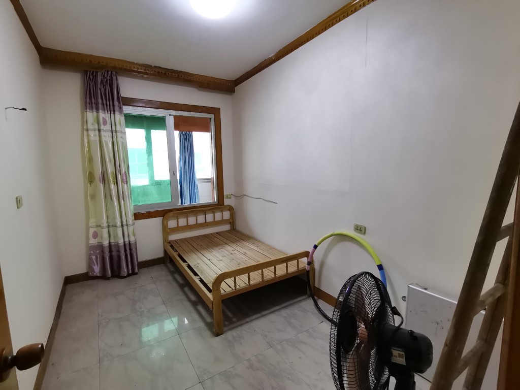 保利建南花园(保利小区) 4室2厅2卫 21.8万 保利建南花园(保利小区) 4室2厅2卫 21.8万客厅