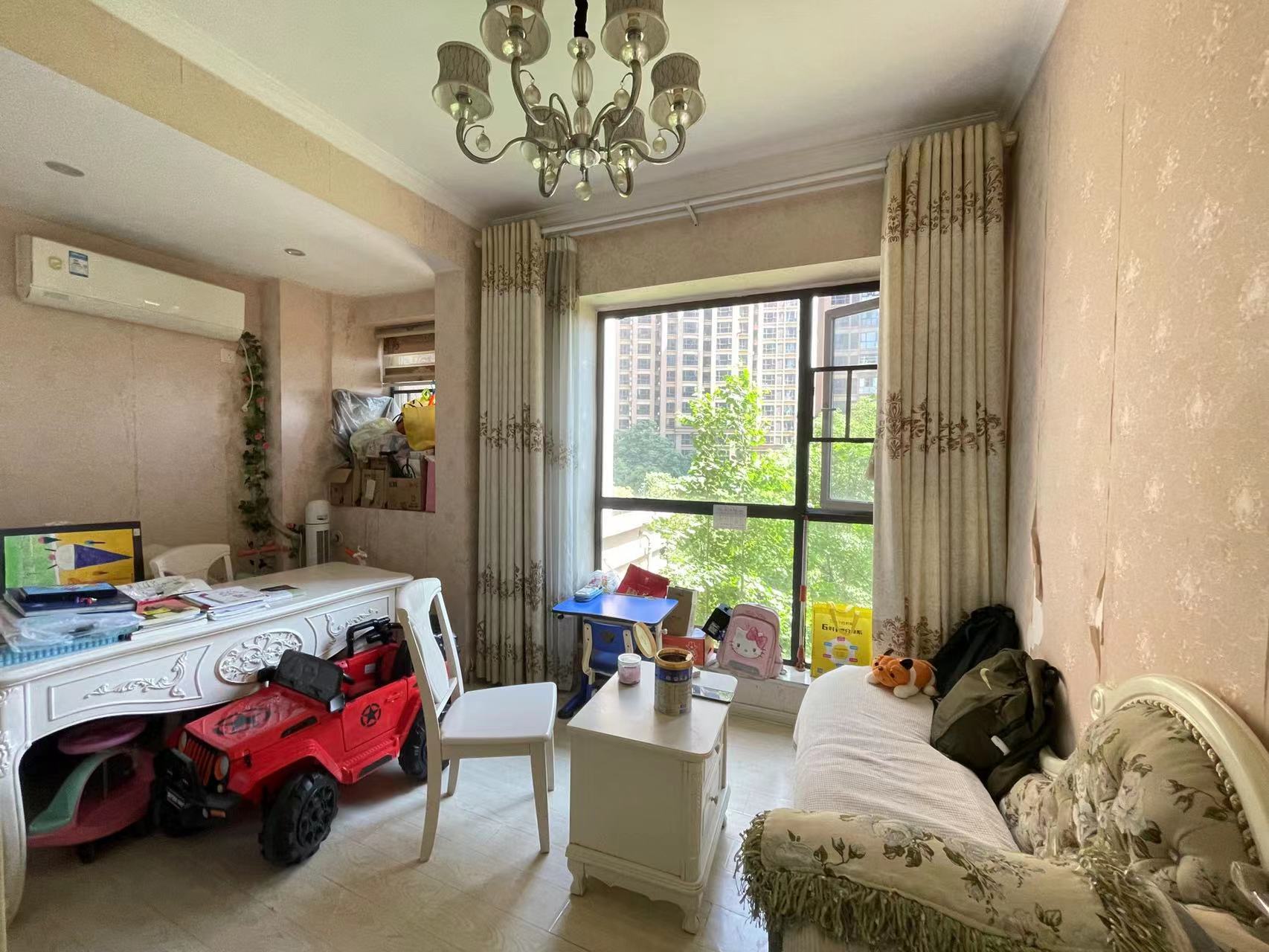 凯旋名门人民中路1006号 4室2厅2卫 108.0万 凯旋名门人民中路1006号 4室2厅2卫 108.0万客厅