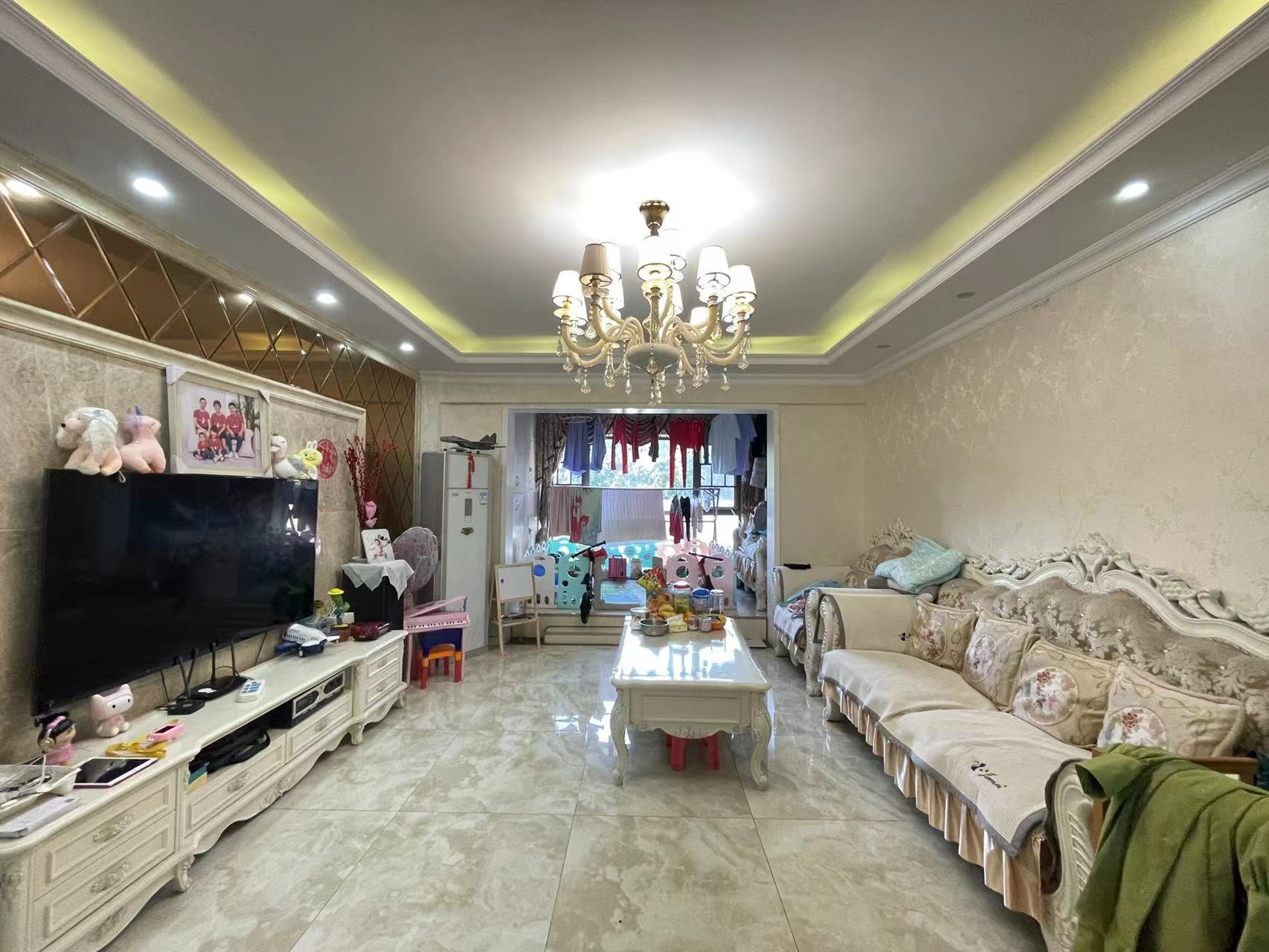 凯旋名门人民中路1006号 4室2厅2卫 108.0万 凯旋名门人民中路1006号 4室2厅2卫 108.0万客厅