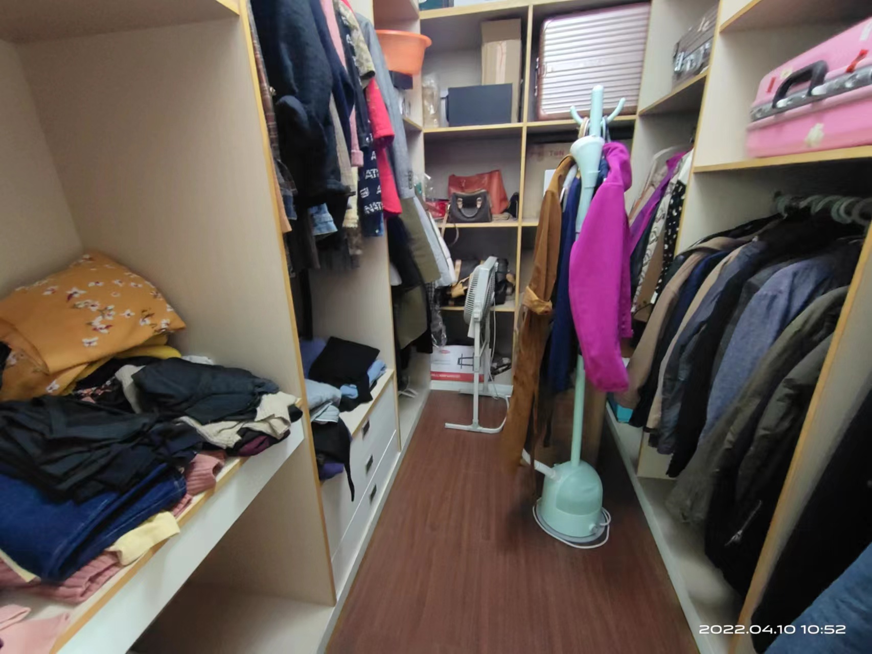 西域名邸  4室2厅2卫    125.0万 西域名邸  4室2厅2卫    125.0万客厅