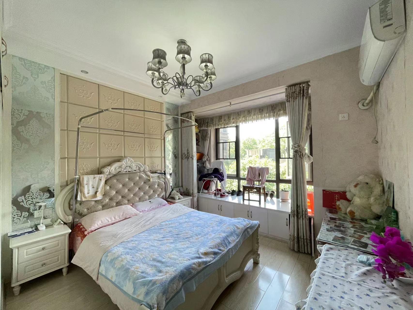 凯旋名门人民中路1006号 4室2厅2卫 108.0万 凯旋名门人民中路1006号 4室2厅2卫 108.0万客厅