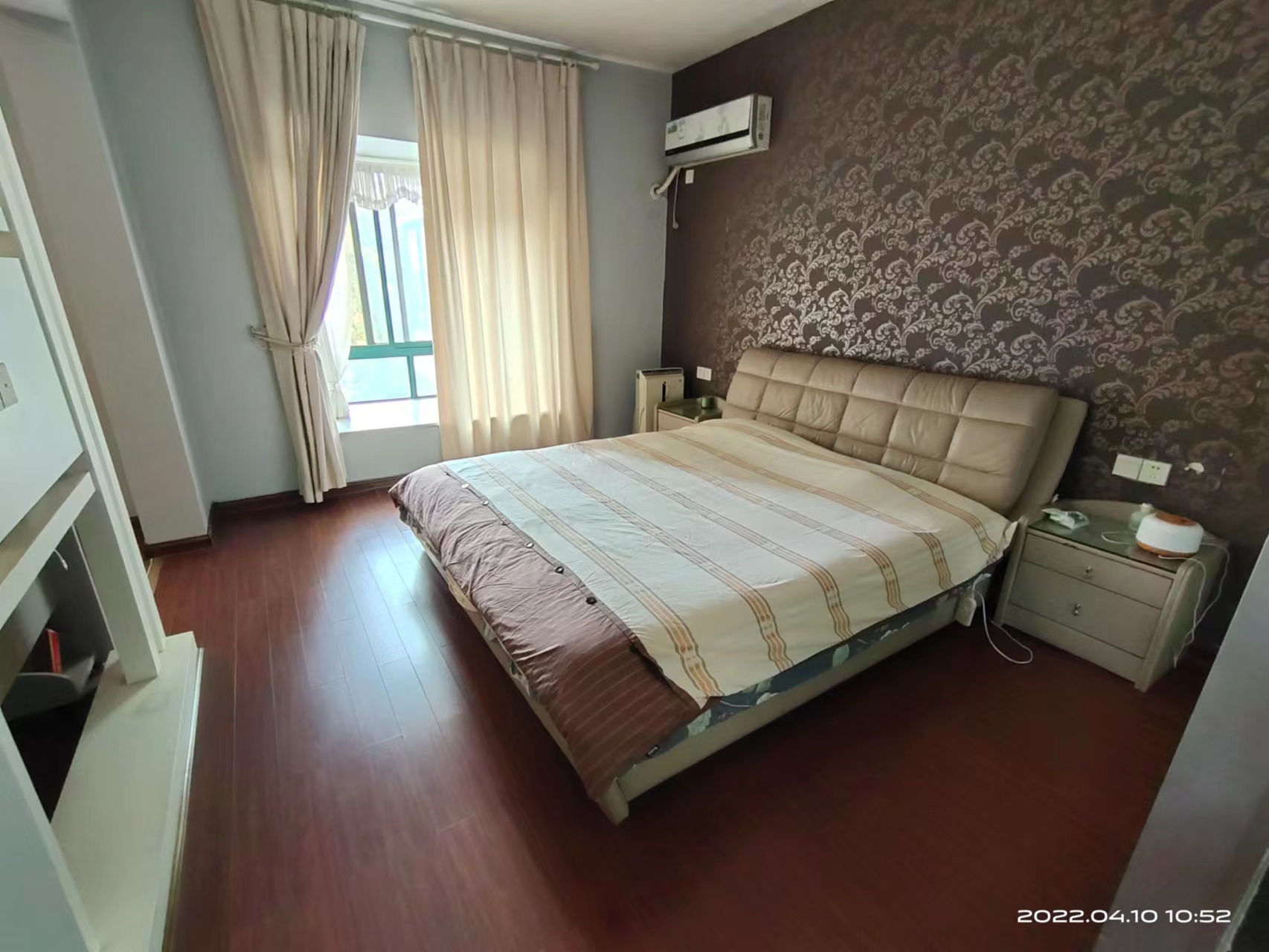 西域名邸  4室2厅2卫    125.0万 西域名邸  4室2厅2卫    125.0万客厅