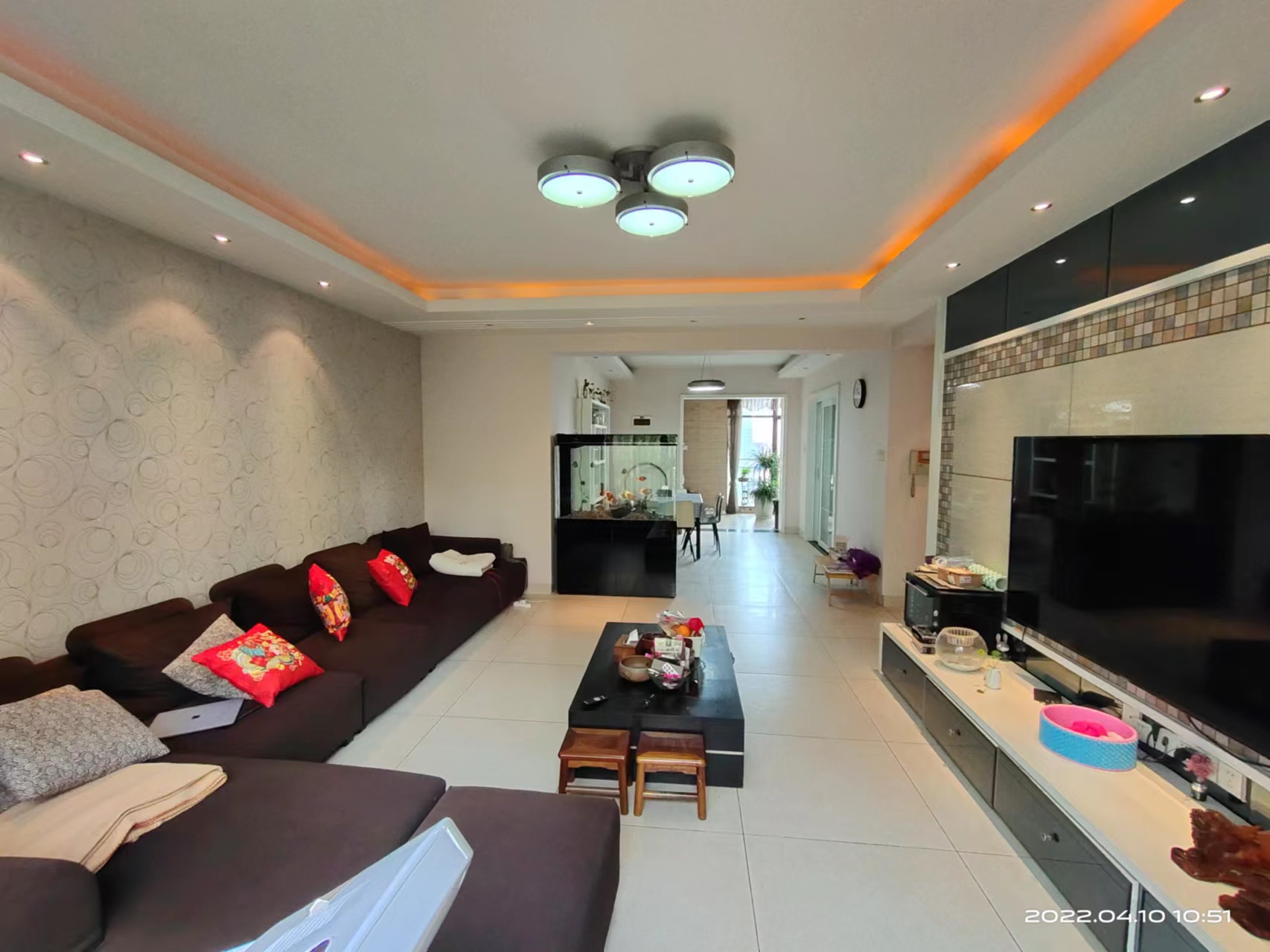 西域名邸  4室2厅2卫    125.0万 西域名邸  4室2厅2卫    125.0万客厅