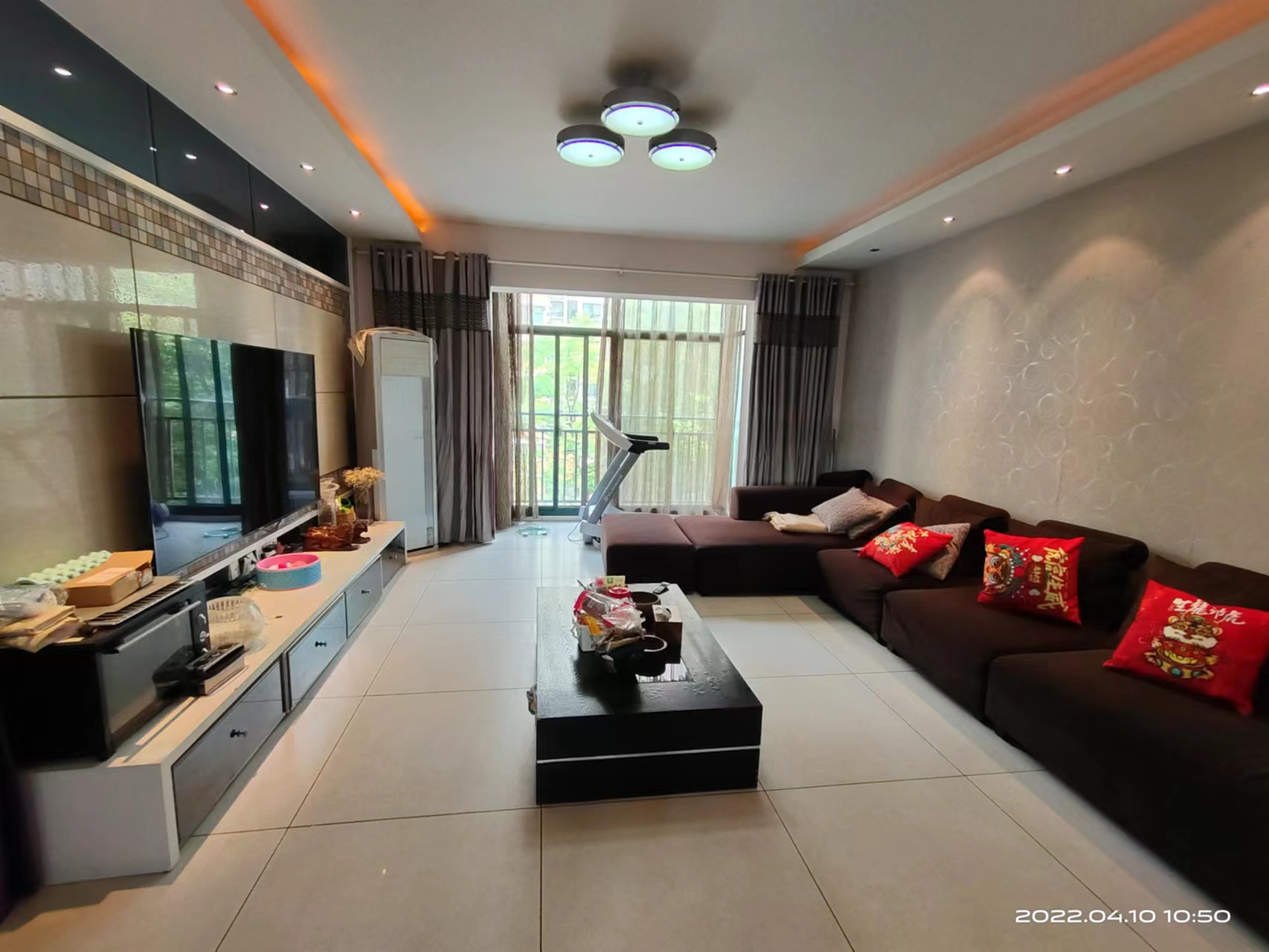 西域名邸  4室2厅2卫    125.0万 西域名邸  4室2厅2卫    125.0万客厅