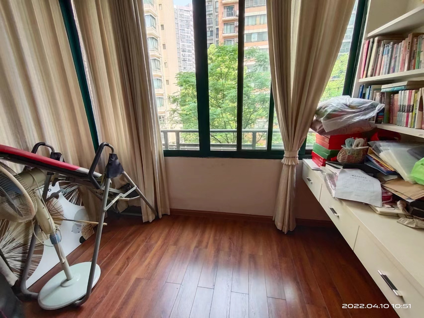 西域名邸  4室2厅2卫    125.0万 西域名邸  4室2厅2卫    125.0万客厅