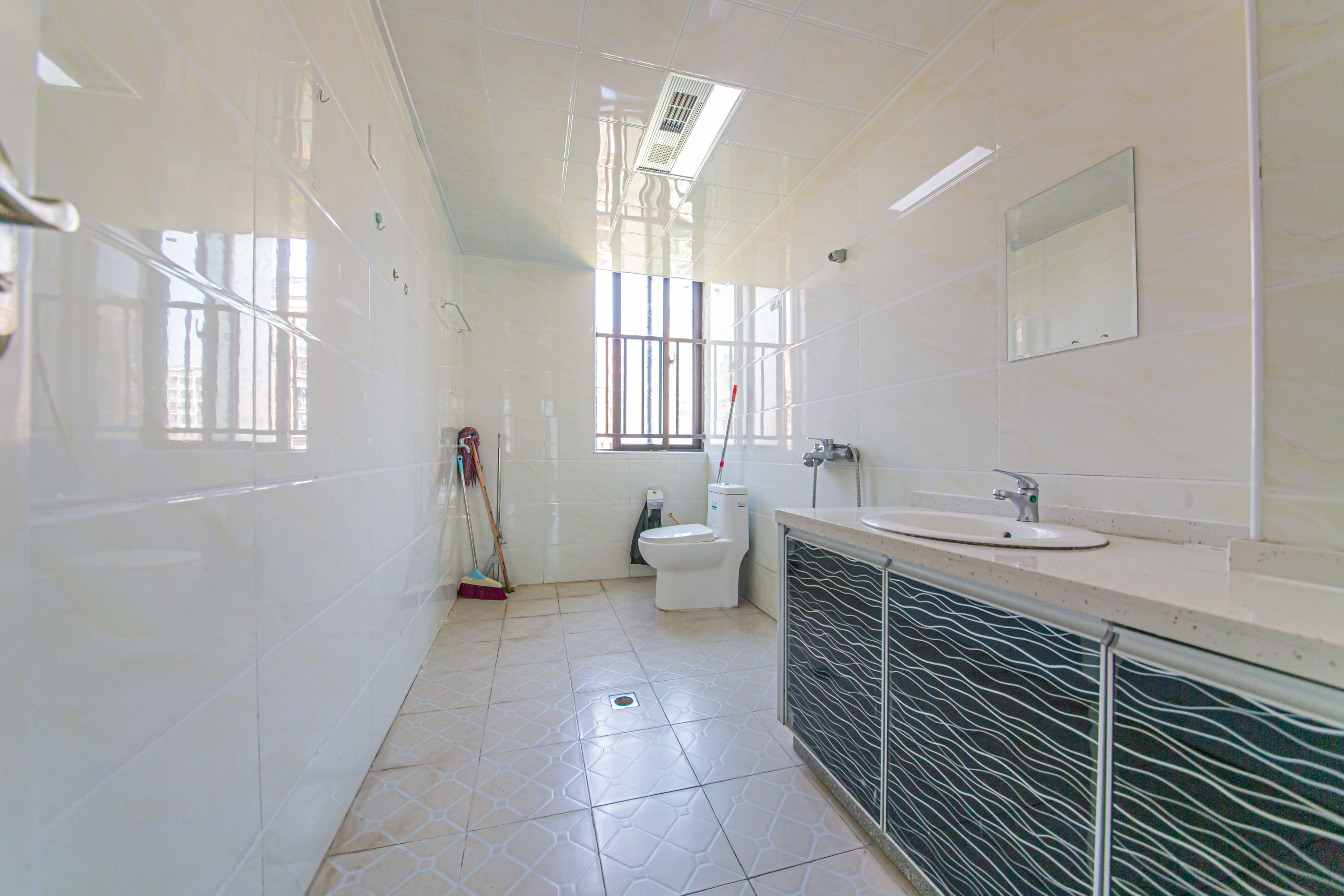 鑫远和城（一、二期）  4室2厅2卫    148.0万卫生间