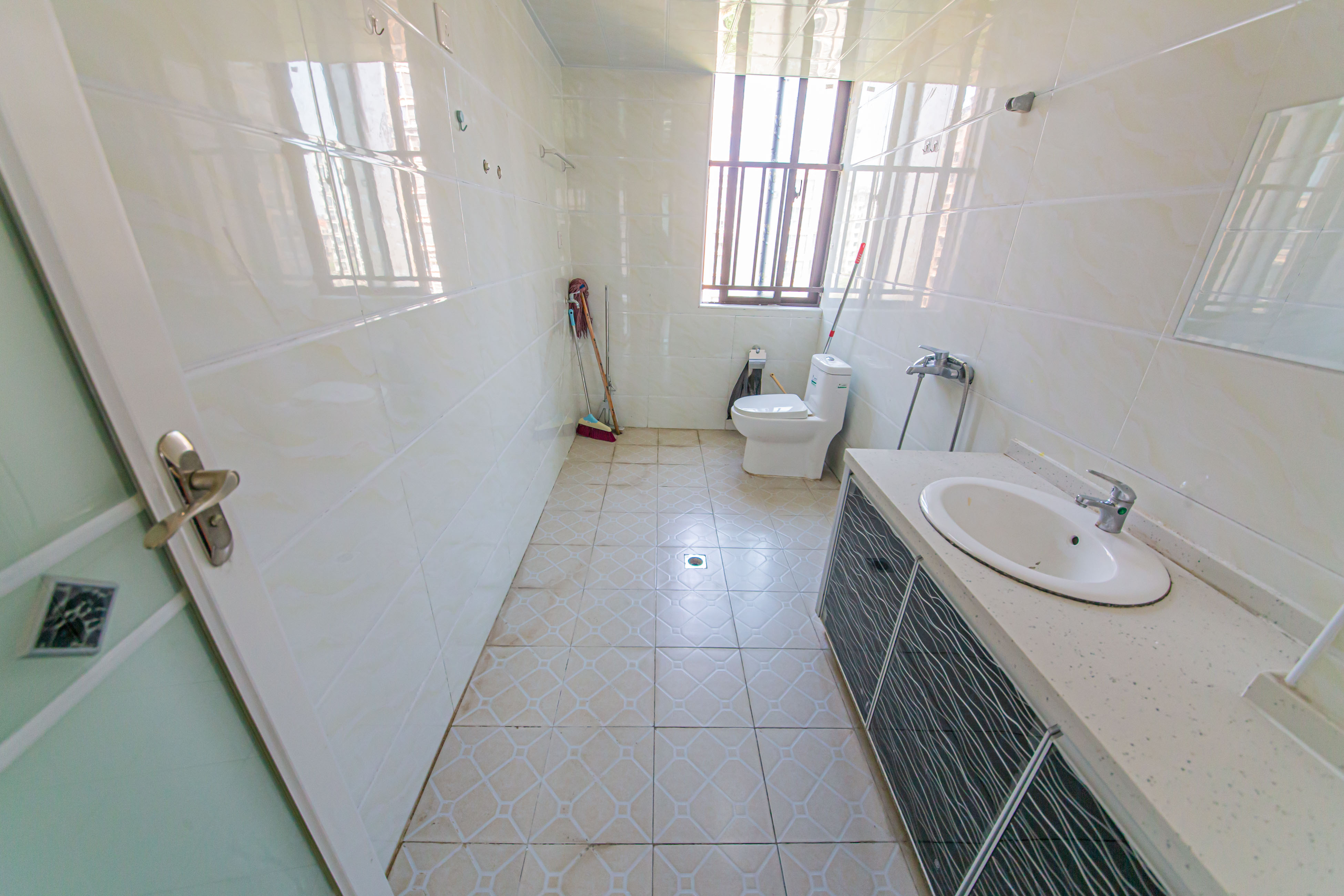 鑫远和城（一、二期）  4室2厅2卫    148.0万卫生间