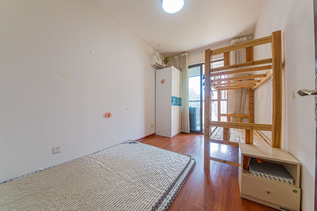 鑫远和城（一、二期）  4室2厅2卫    148.0万卧室