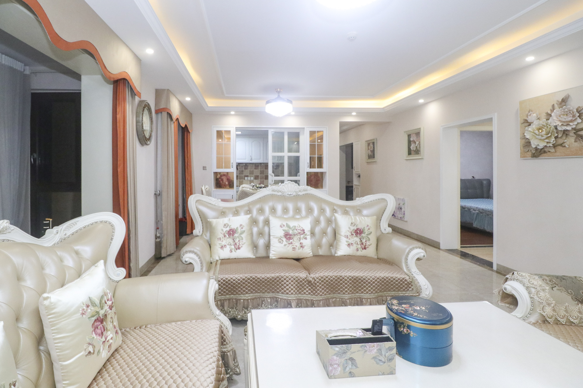 世茂外滩里(世茂铂翠湾三期)  4室2厅2卫    318.0万 世茂外滩里(世茂铂翠湾三期)  4室2厅2卫    318.0万客厅