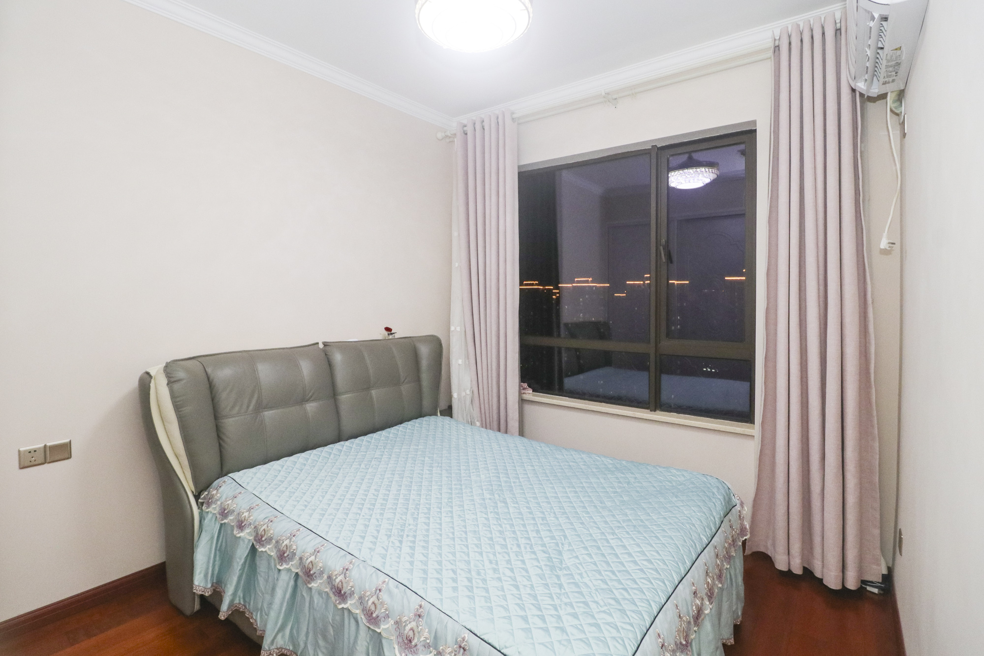 世茂外滩里(世茂铂翠湾三期)  4室2厅2卫    318.0万 世茂外滩里(世茂铂翠湾三期)  4室2厅2卫    318.0万卧室