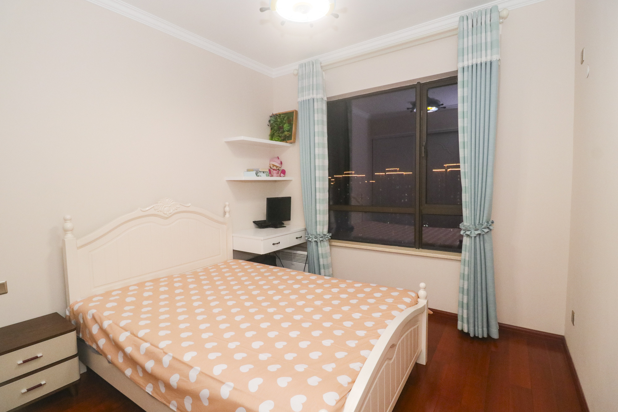 世茂外滩里(世茂铂翠湾三期)  4室2厅2卫    318.0万 世茂外滩里(世茂铂翠湾三期)  4室2厅2卫    318.0万卧室