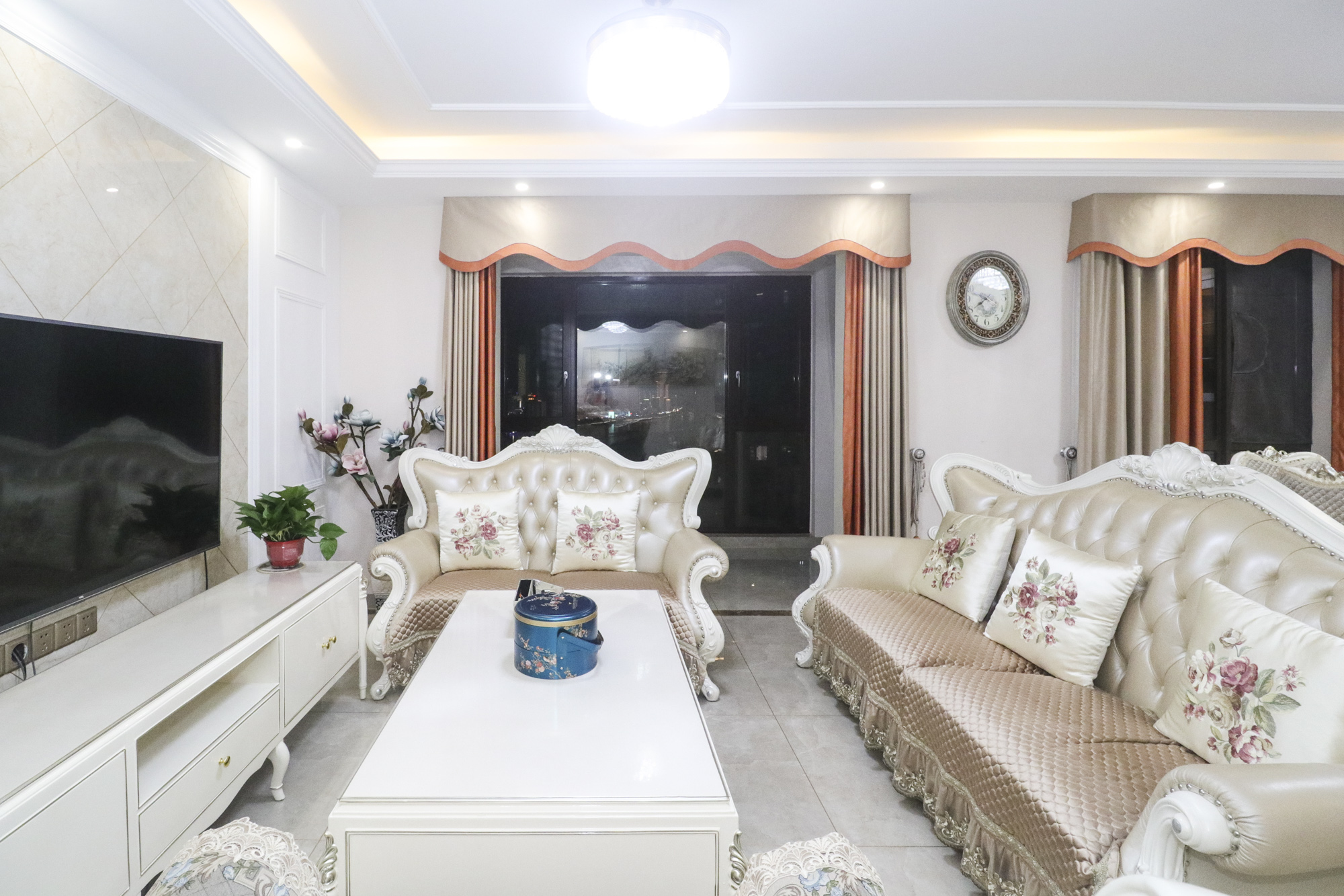 世茂外滩里(世茂铂翠湾三期)  4室2厅2卫    318.0万 世茂外滩里(世茂铂翠湾三期)  4室2厅2卫    318.0万客厅