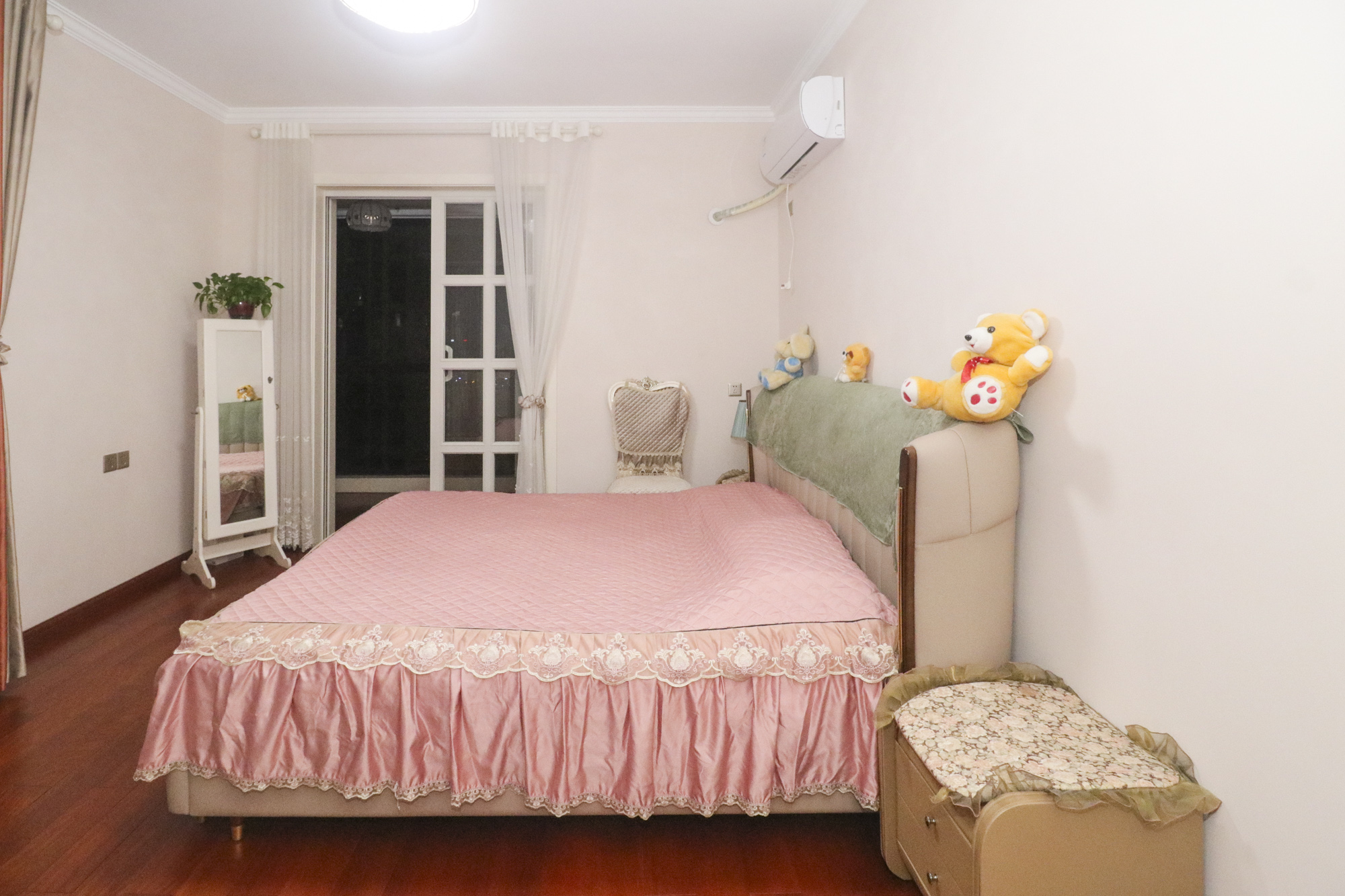 世茂外滩里(世茂铂翠湾三期)  4室2厅2卫    318.0万 世茂外滩里(世茂铂翠湾三期)  4室2厅2卫    318.0万卧室