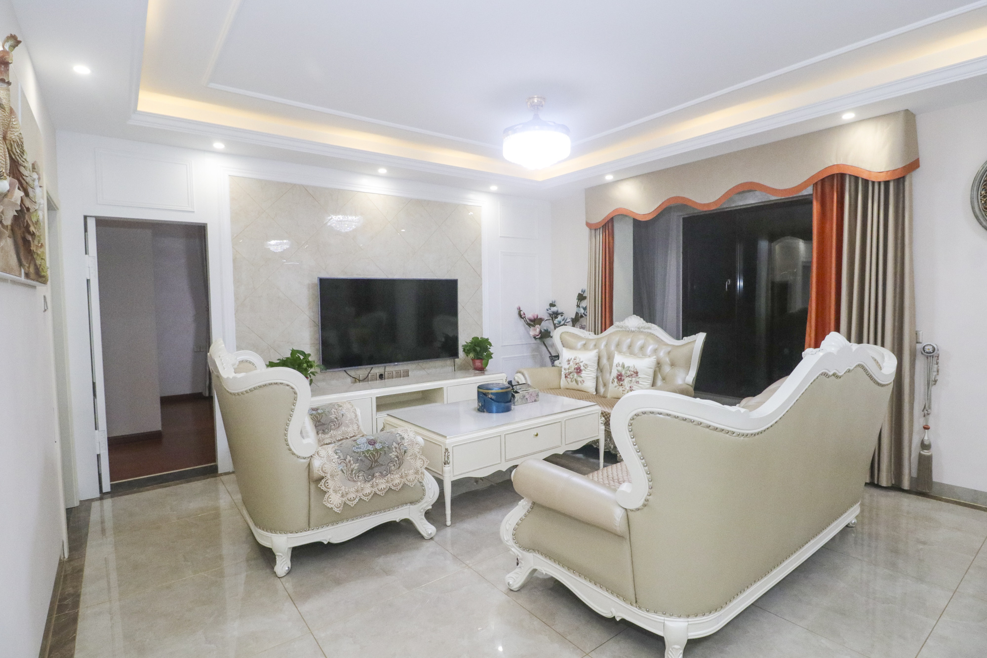 世茂外滩里(世茂铂翠湾三期)  4室2厅2卫    318.0万 世茂外滩里(世茂铂翠湾三期)  4室2厅2卫    318.0万客厅