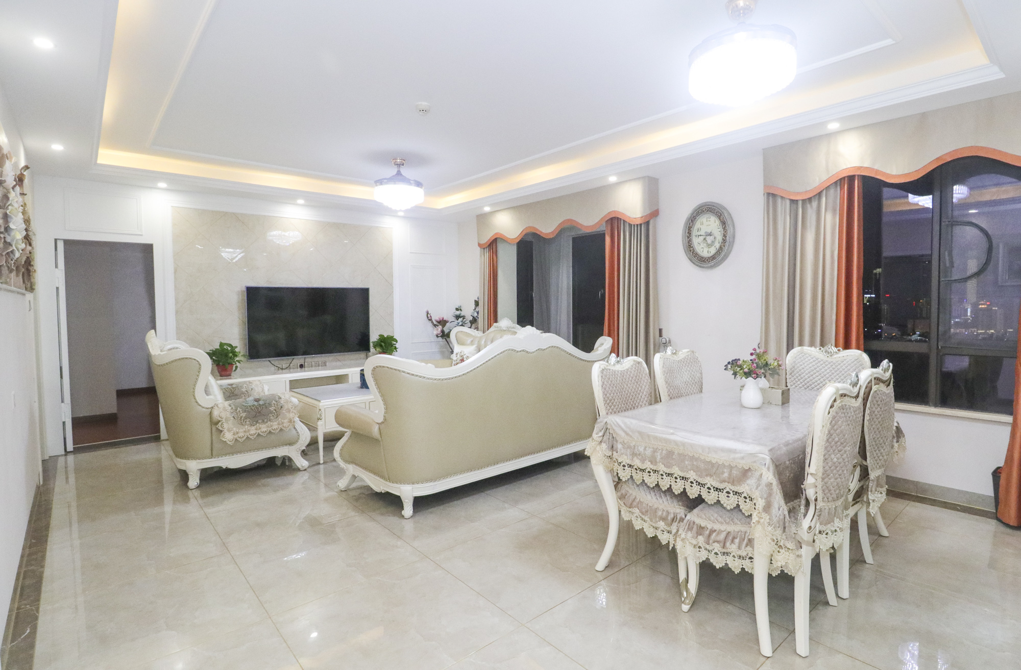 世茂外滩里(世茂铂翠湾三期)  4室2厅2卫    318.0万 世茂外滩里(世茂铂翠湾三期)  4室2厅2卫    318.0万客厅