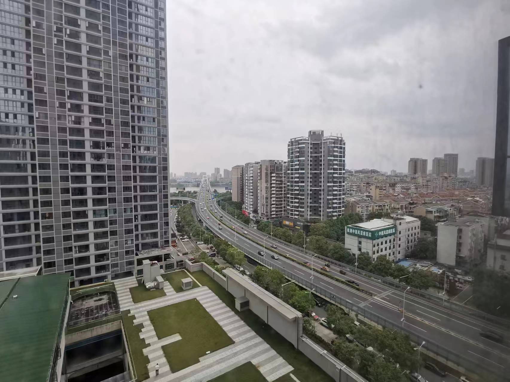 朗廷览江  1室1厅1卫    24.8万 朗廷览江  1室1厅1卫    24.8万客厅