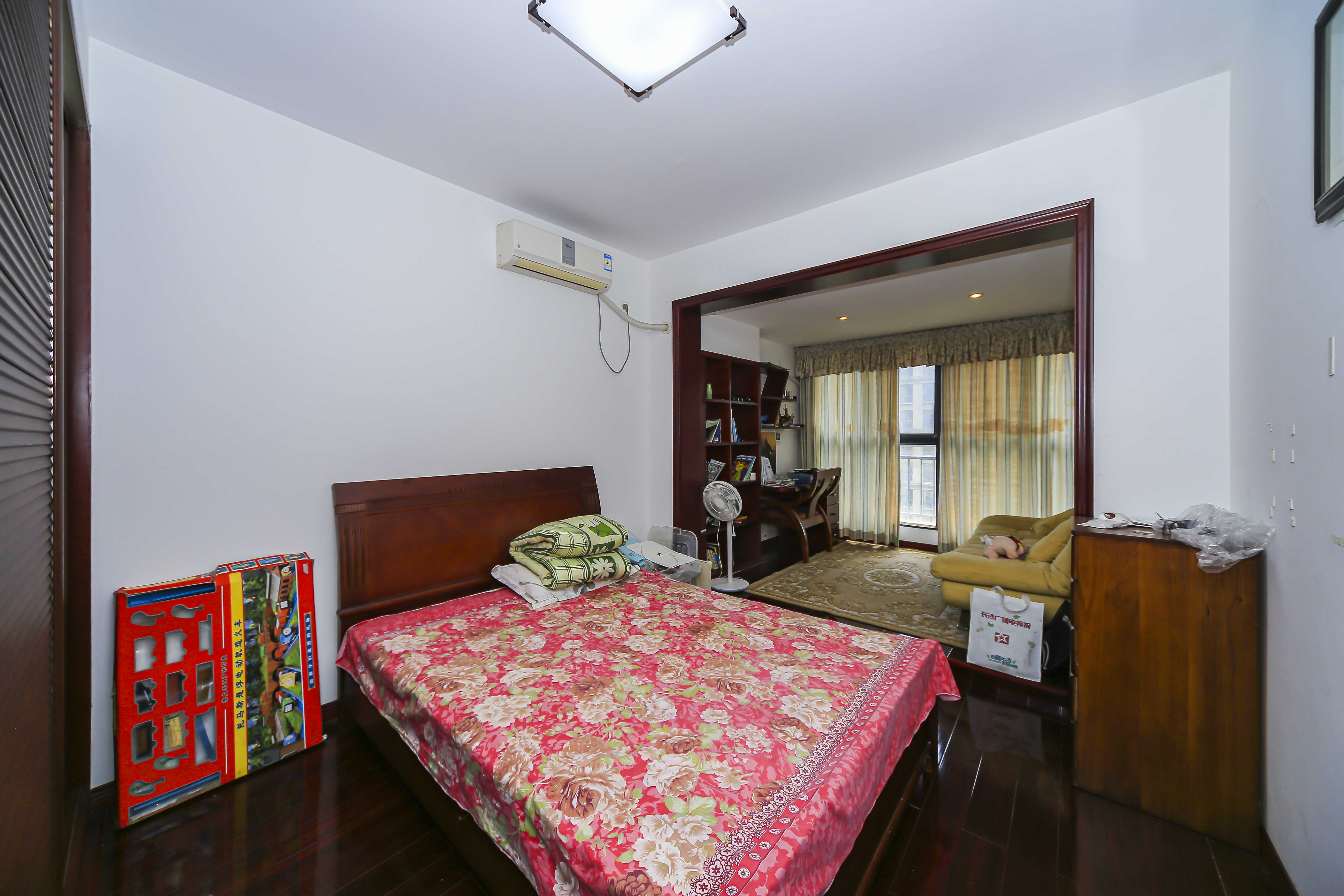 中建麓山和苑  4室2厅2卫    127.85万卧室