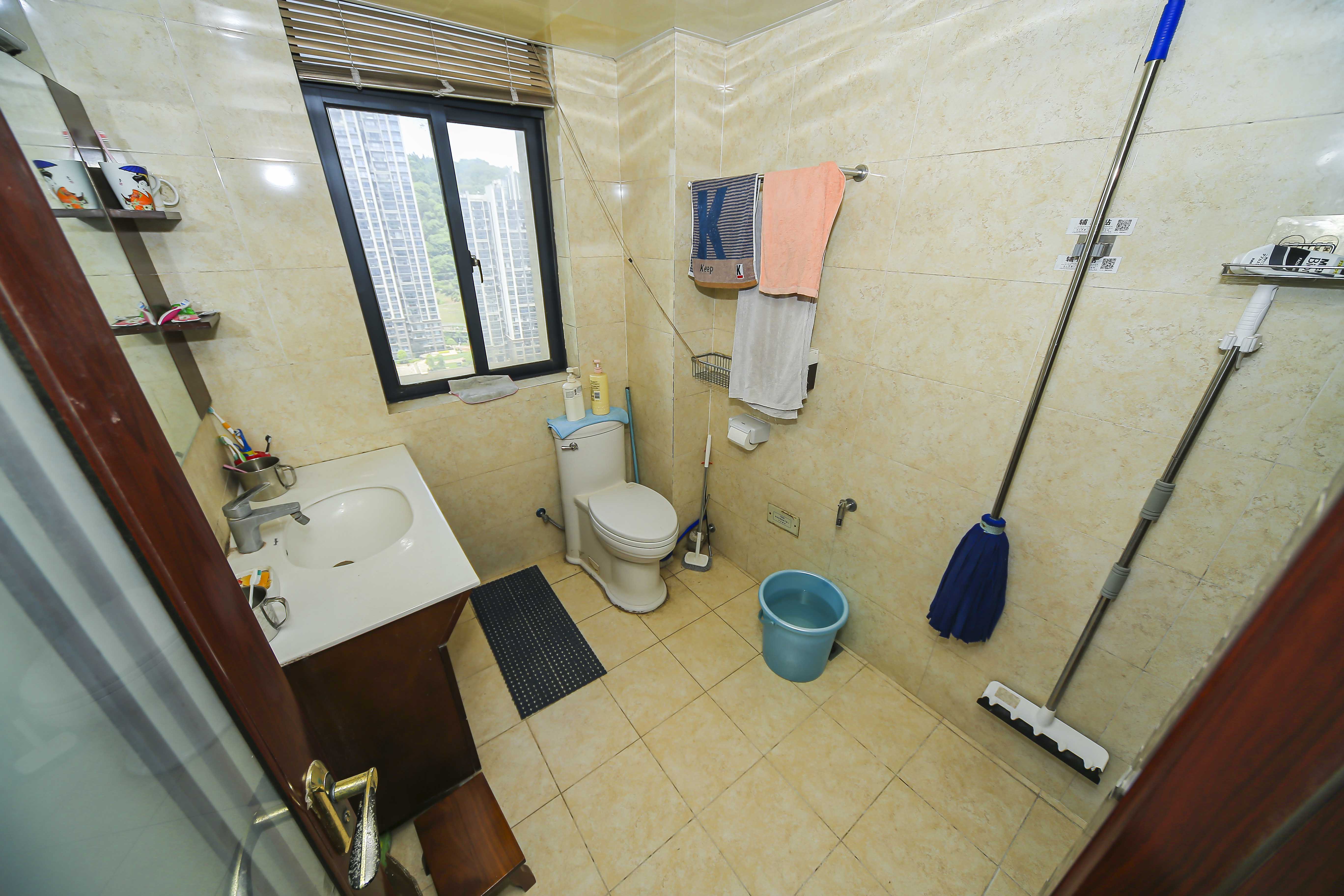 中建麓山和苑  4室2厅2卫    127.85万卫生间