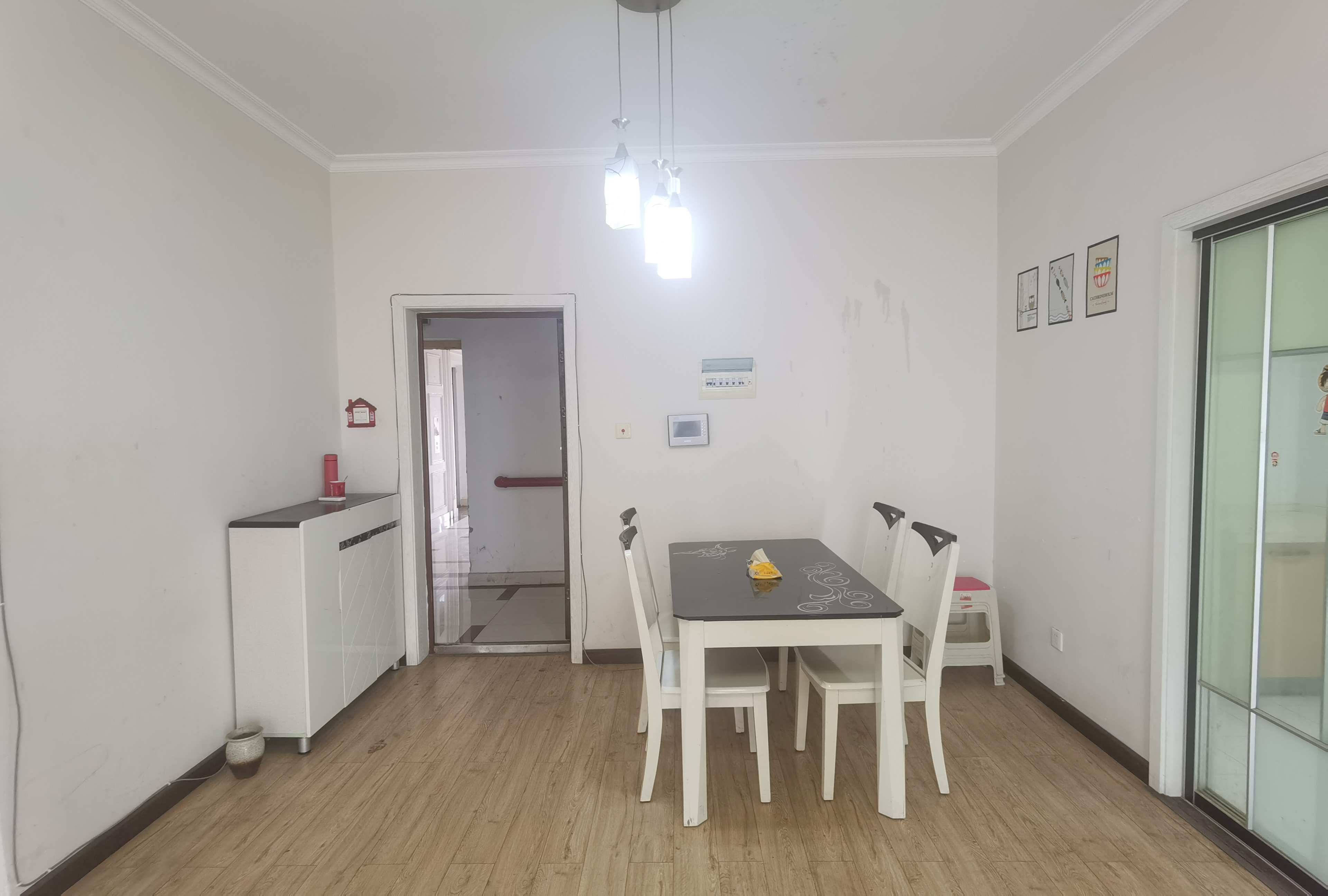 湘银金色阳光 2室2厅1卫 88.0万 湘银金色阳光 2室2厅1卫 88.0万客厅