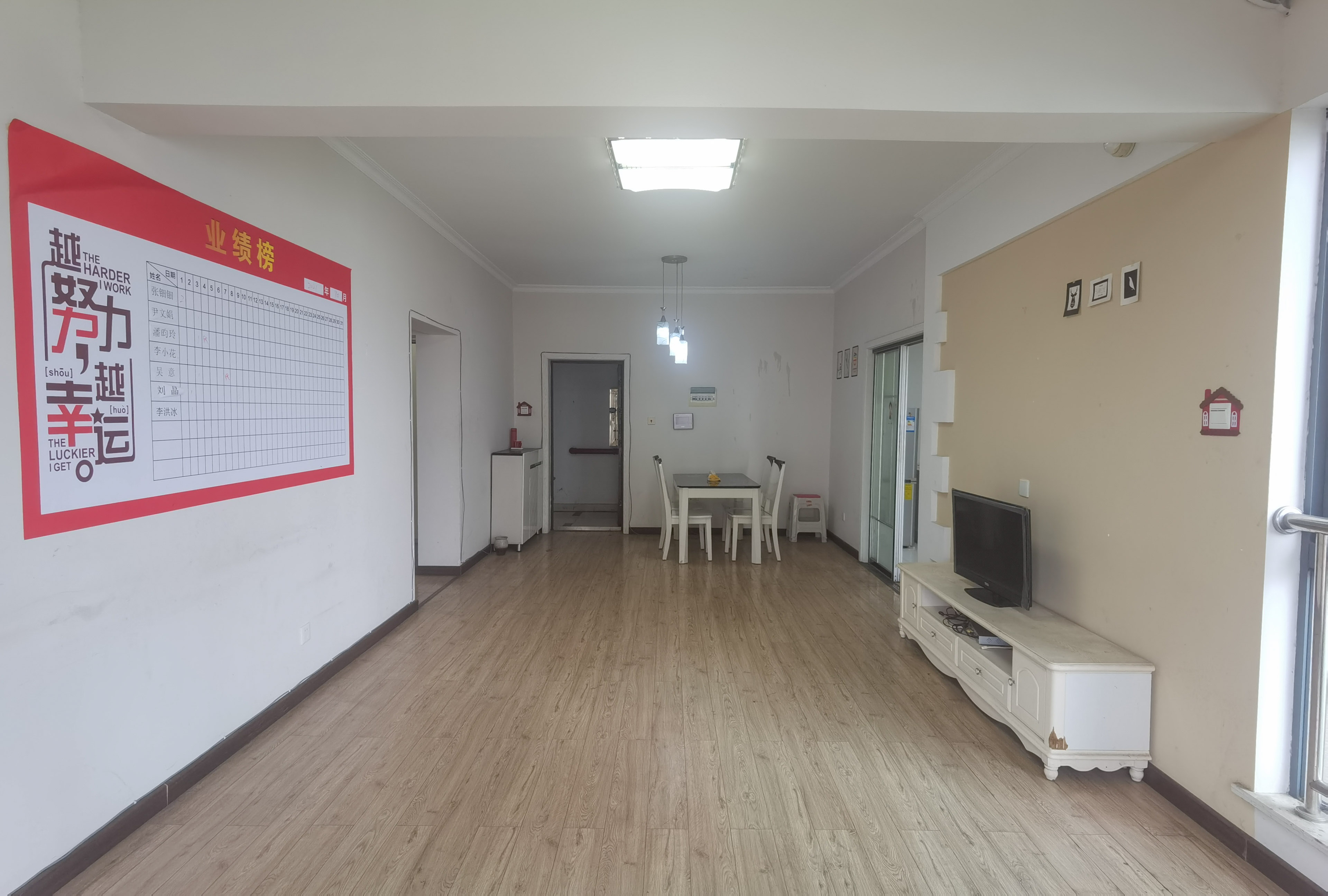 湘银金色阳光 2室2厅1卫 88.0万 湘银金色阳光 2室2厅1卫 88.0万客厅