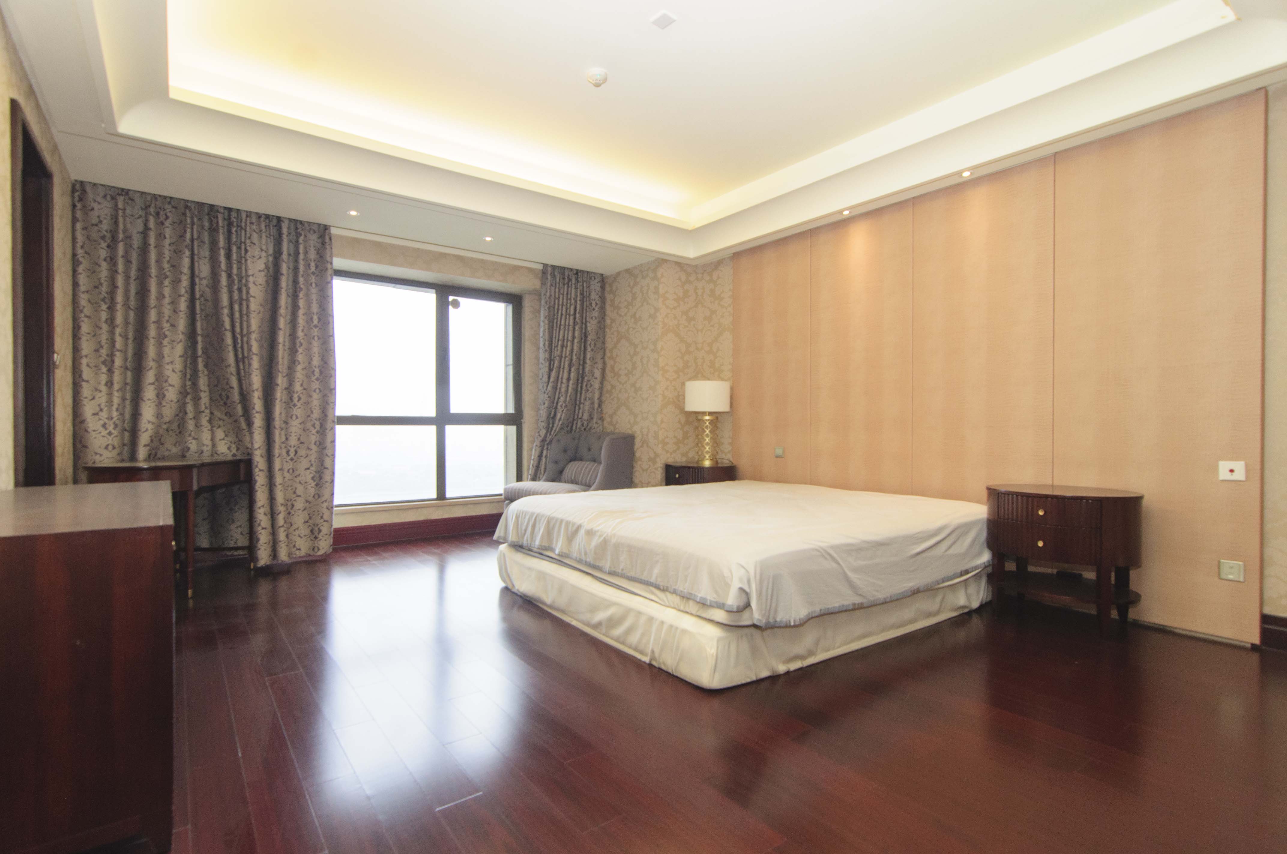 华远华中心  4室2厅4卫   630.00万卧室